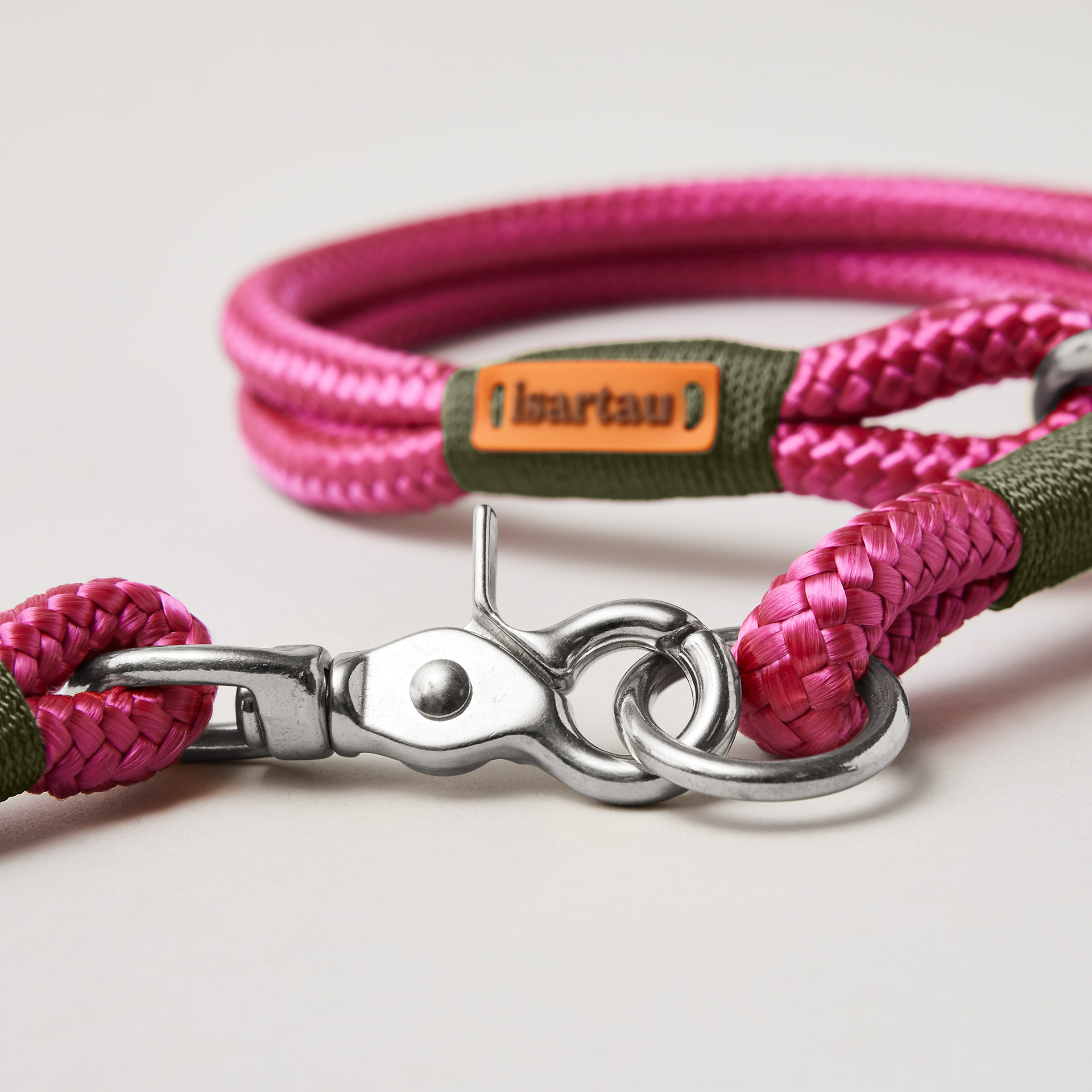 Detail Tauset Viva Magenta OLIV mit silberfarbenen Beschlägen