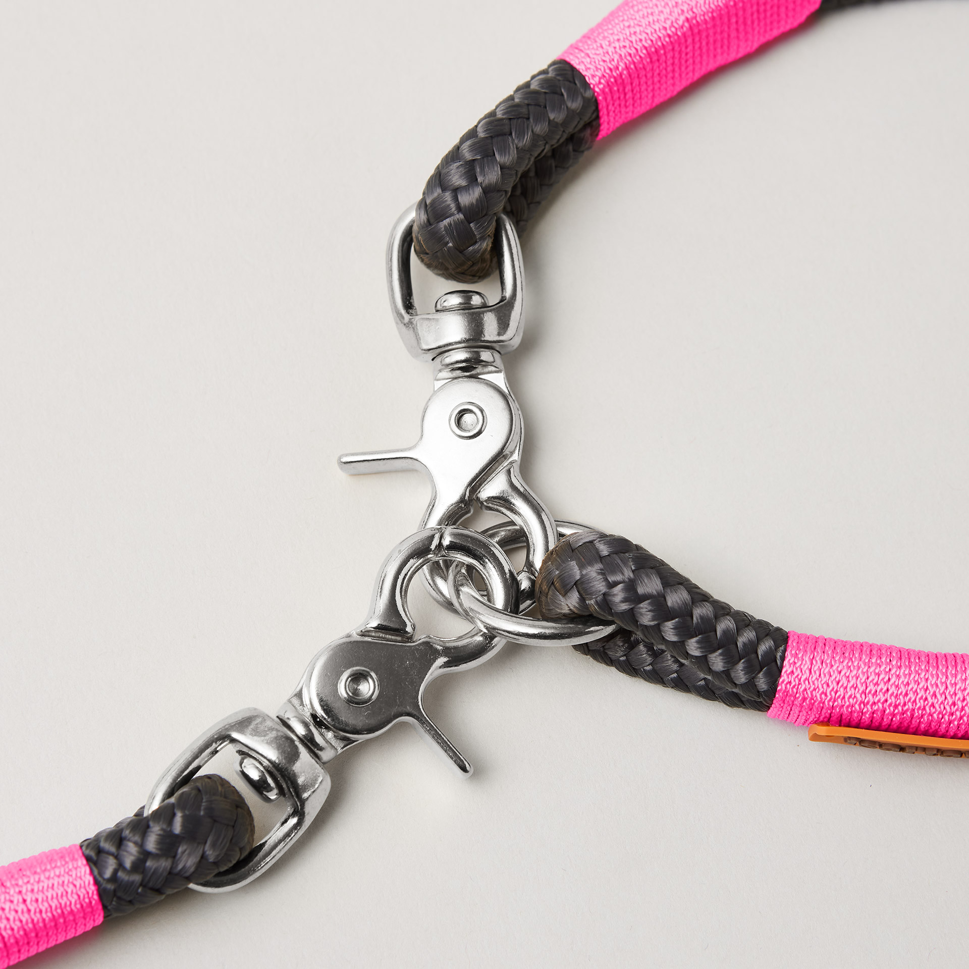 Detail Ring und Scherenkarabiner am Modell Feste Halsung, Farbe Heavens Rock mit Messingbeschlägen, dunkelgraues Tau mit neonpinker Takelung