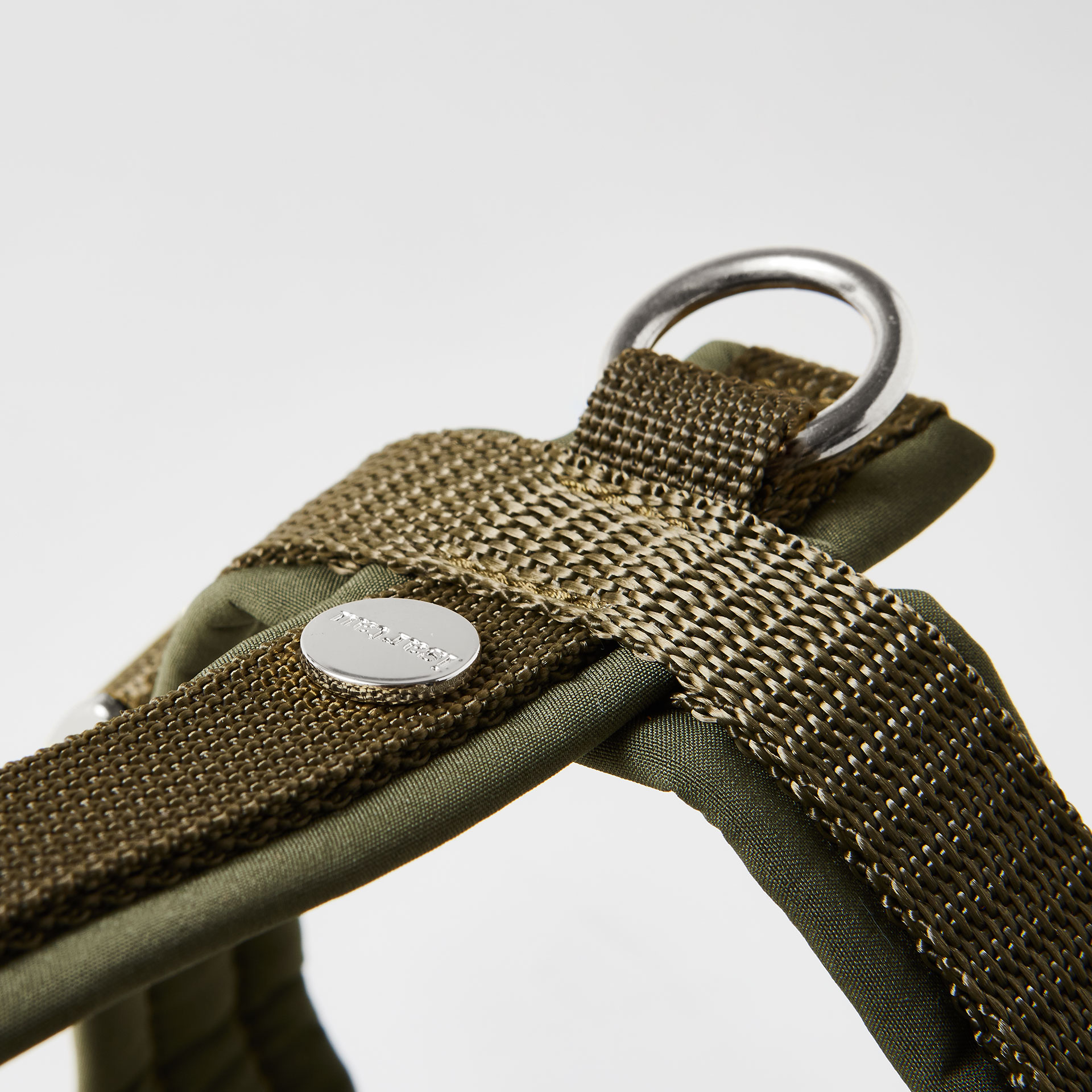 Rückenstück des olivfarbenen Hundegeschirrs mit gepolstertem O-Ring zum Einhaken des Karabiners und Logo-Niete