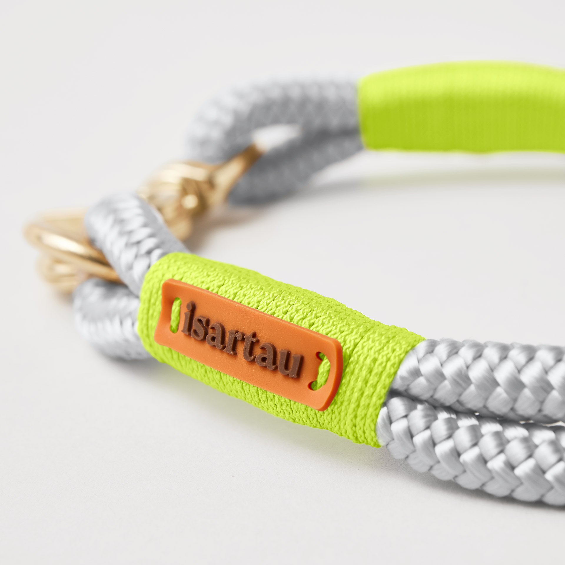 isartau Logo auf neongelber Takel Softtau Pebble Stone Neongelb mit Messing-Beschlägen, hellgraues Tau mit neongelber Takelung
