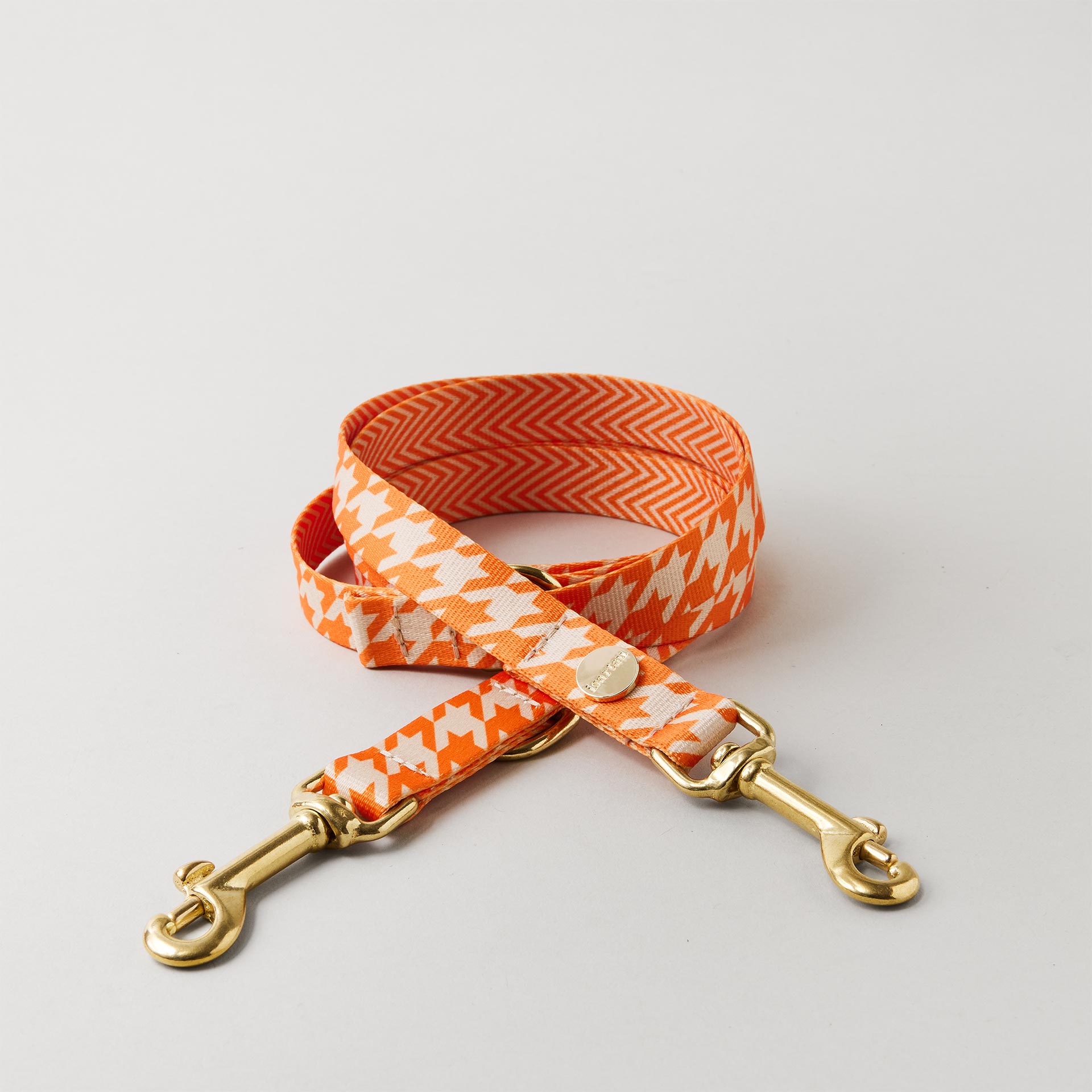 Verstellbare Hundeleine Wandler Gurtband mit Hahnentritt Muster in Beige Orange goldfarbene Messingkarabiner Breite 20 mm