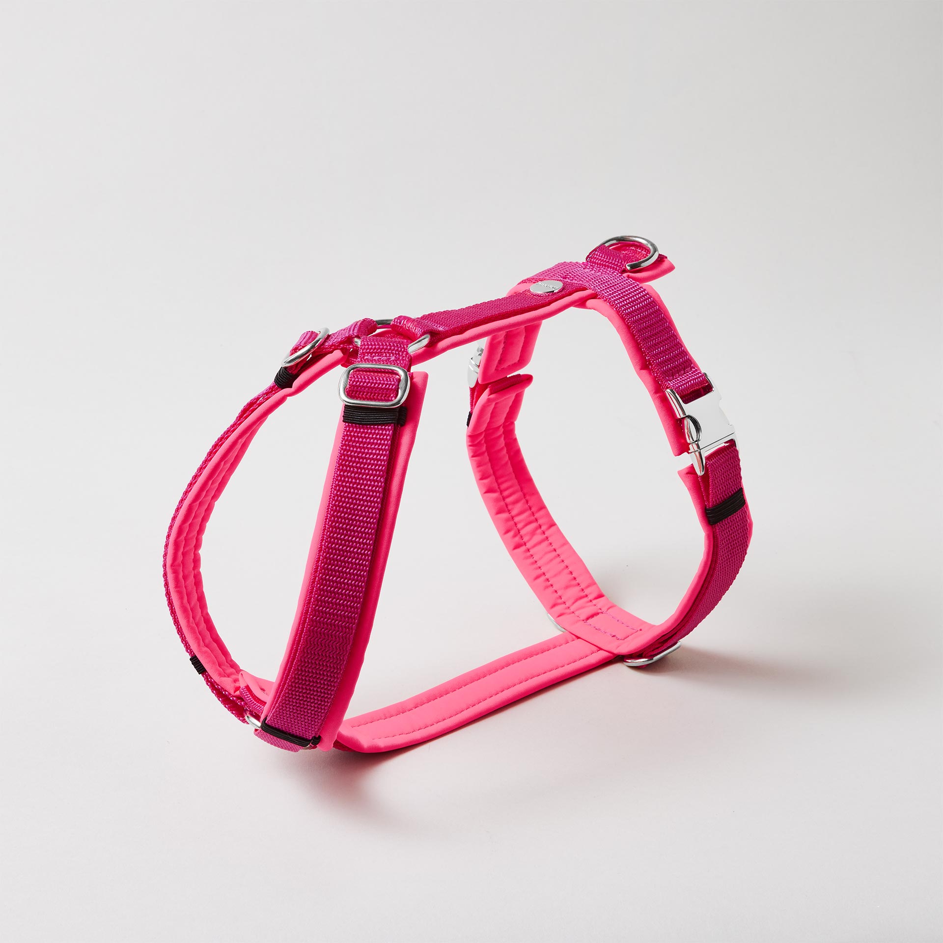 Verstellbares Hundegeschirr in Neonpink mit vollunterlegter Polsterung und silberfarbenen Beschlägen