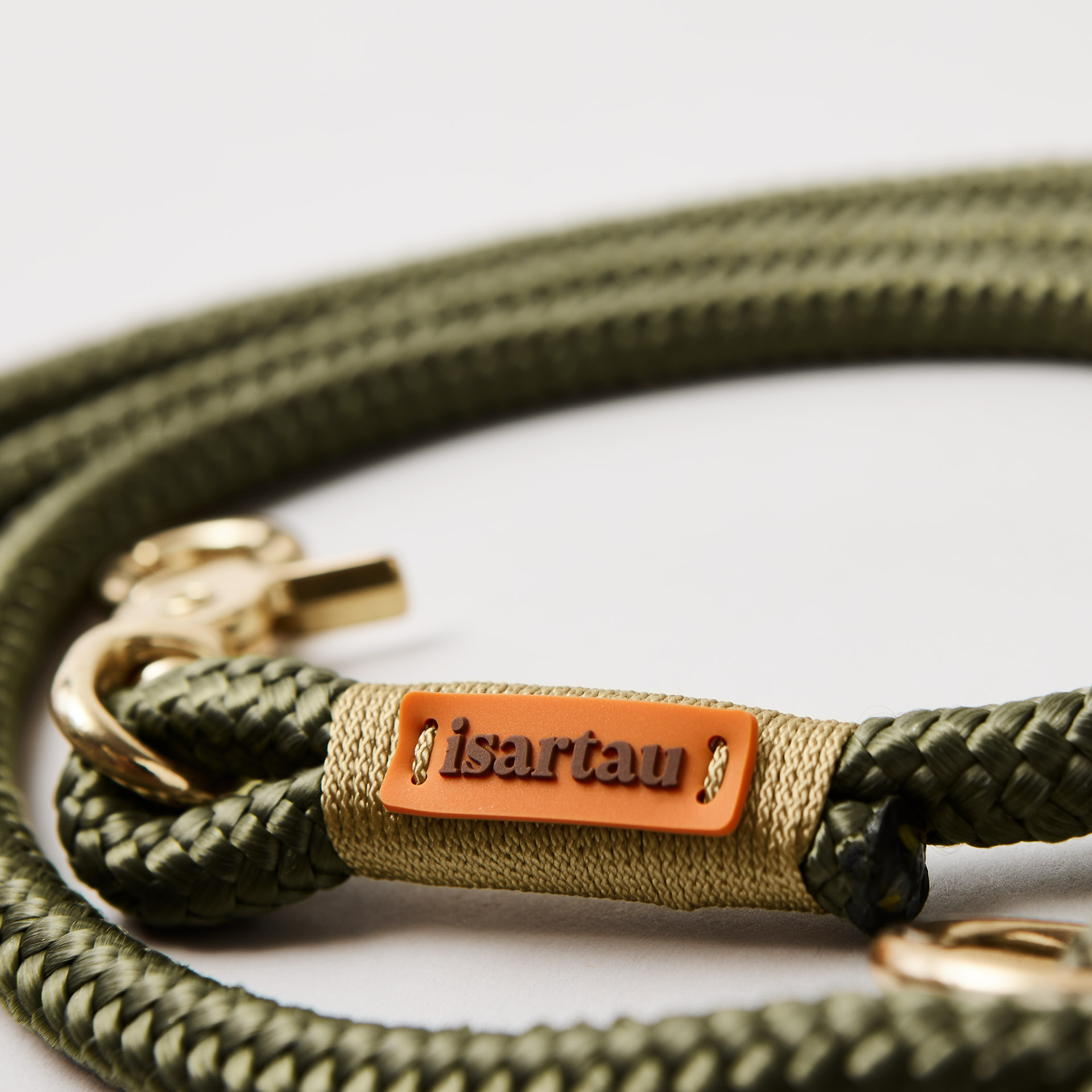 Detail isartau-Logo auf olivgrünem Tau und goldfarbener Takelung