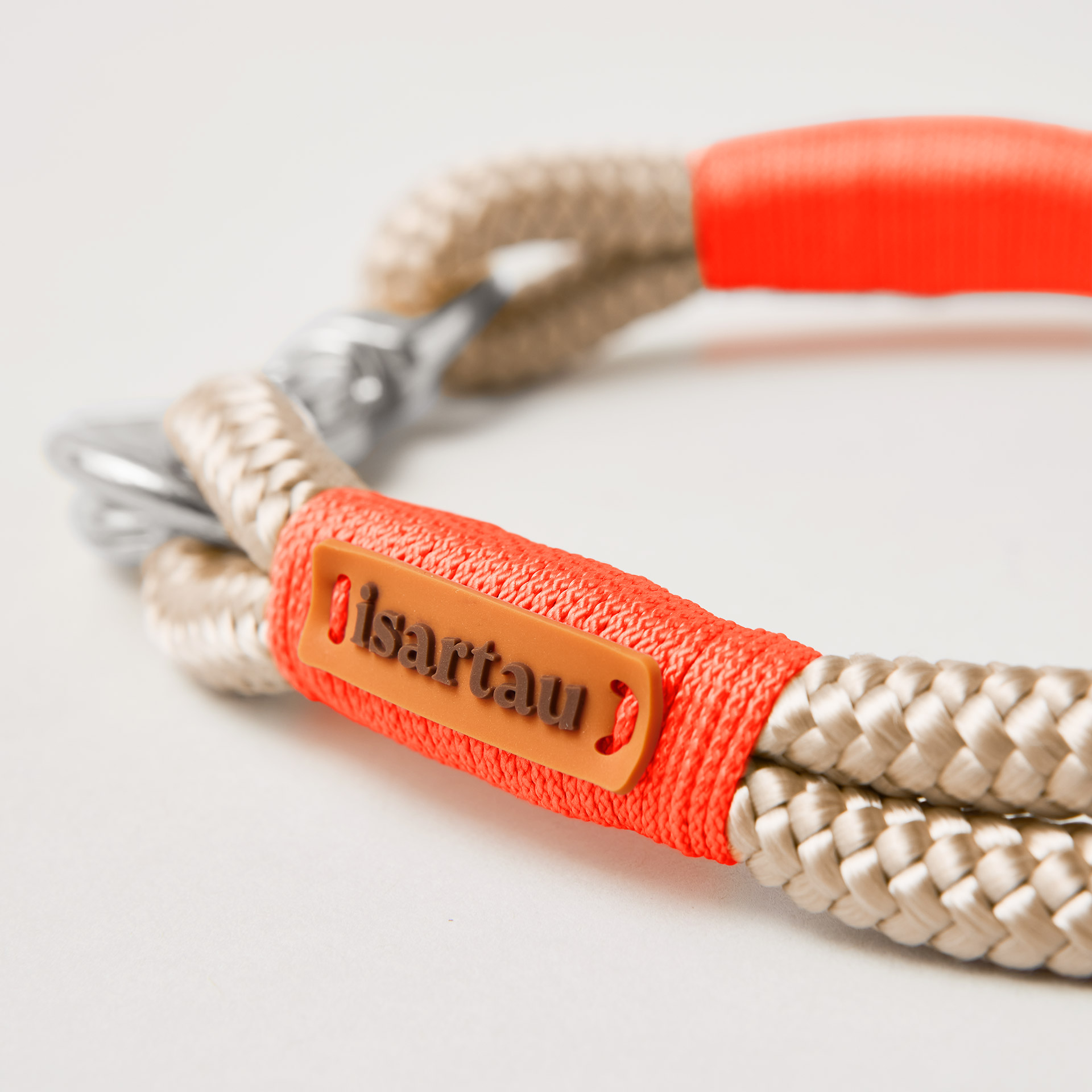 Detail isartau Logo an Tauhalsband Wood Owl Neonorange