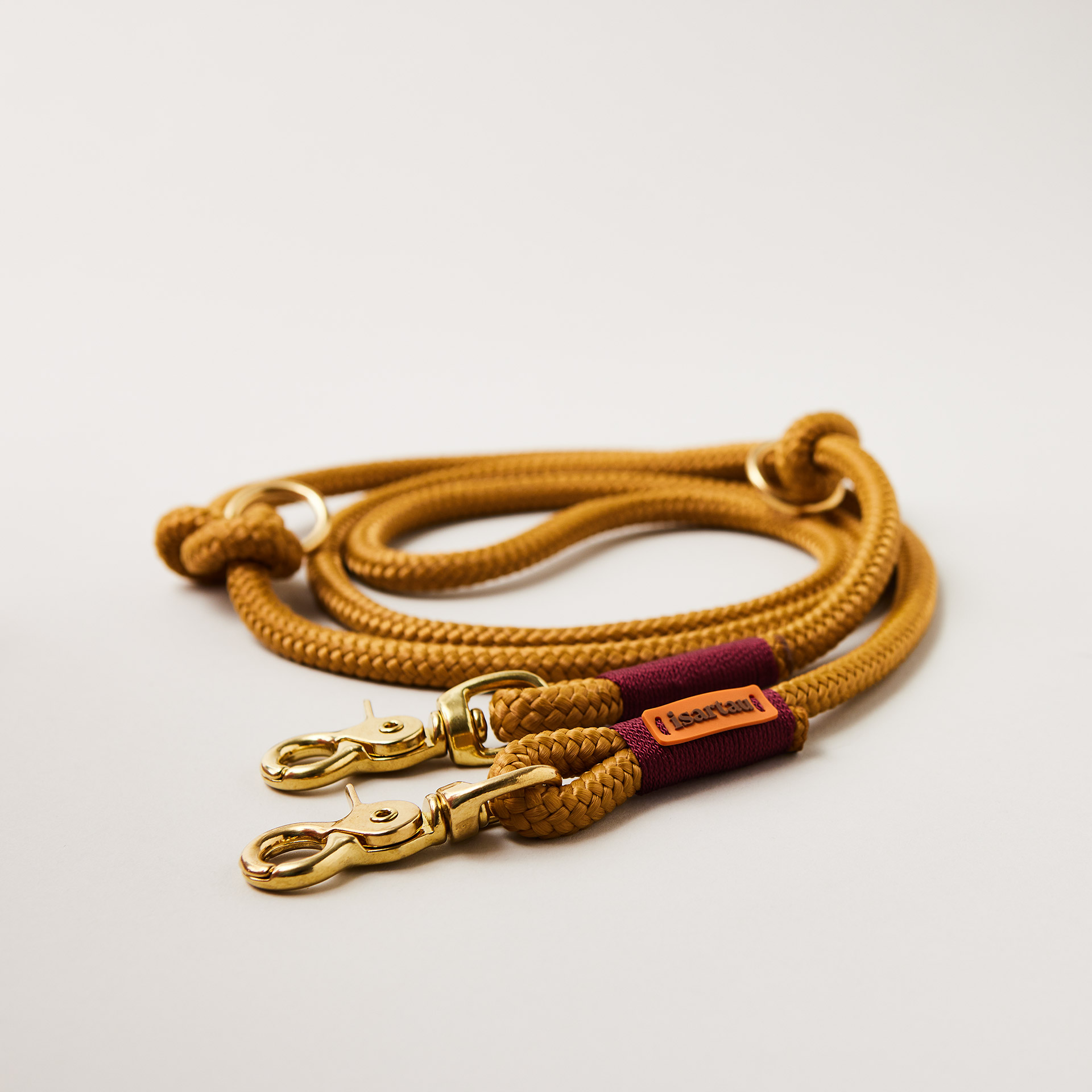 Hundeleine aus Tau Sweet Toffee Burgunder 10 mm verstellbar mit goldenen Karabinern Längenverstellbar karamellfarbenes Tau mit weinroter Takelung