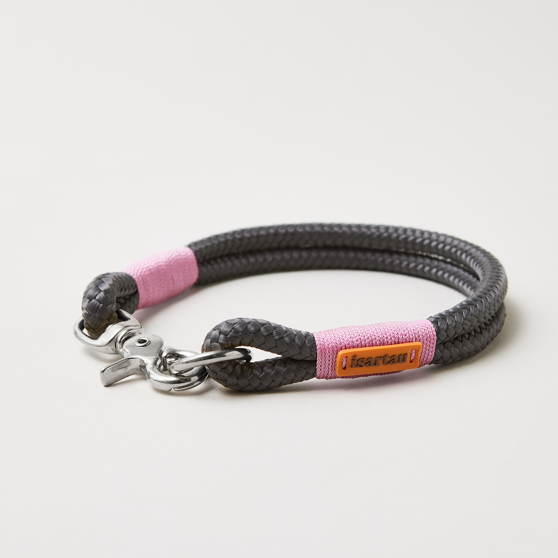 Feste Halsung aus Tau in der Farbe Heavens Rock Rose, 10 mm mit silberfarbenen Beschlägen, dunkelgraues Tau mit rosafarbener Takelung