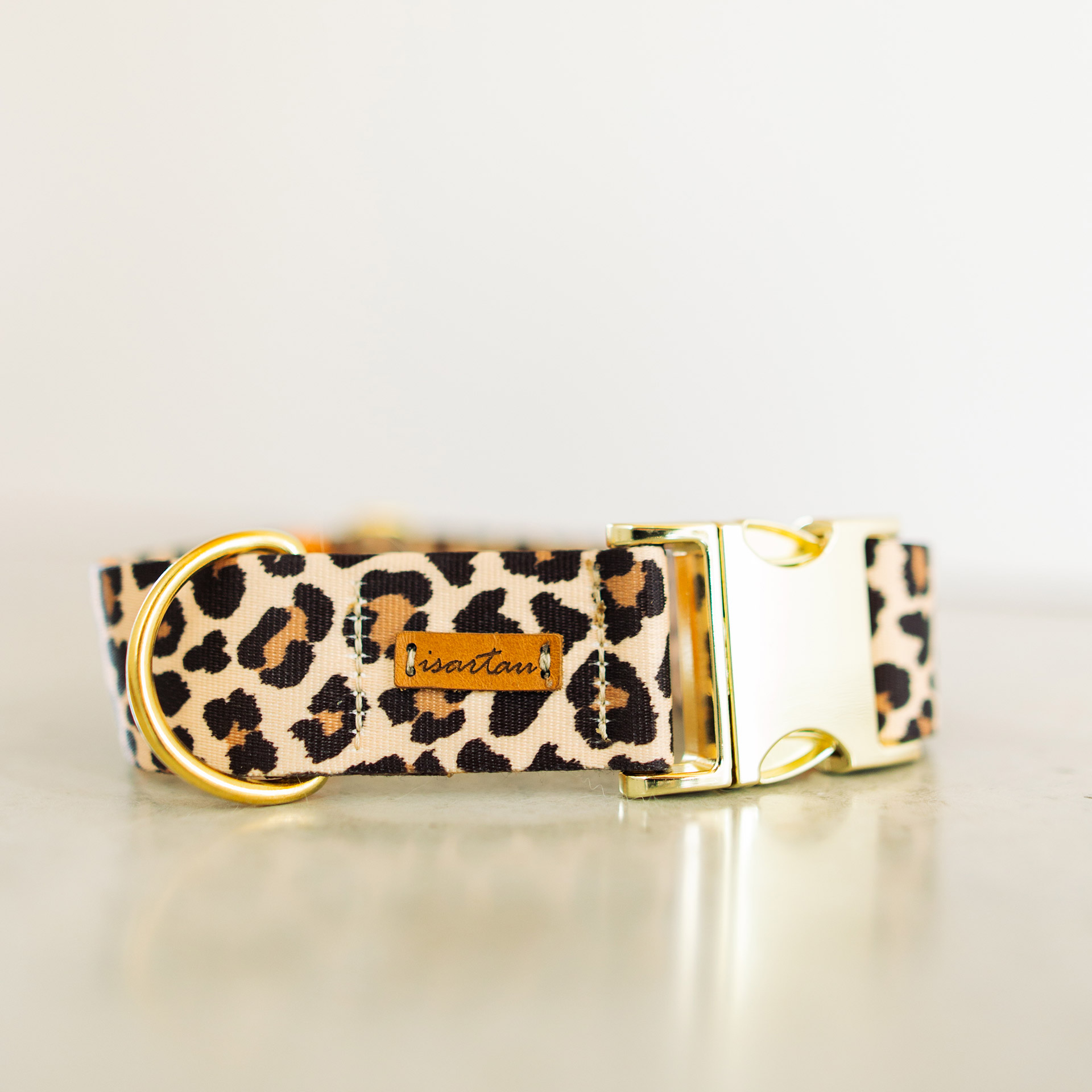 Designerhalsband im LEO Print, Breite 4cm, goldfarbene Steckschließe