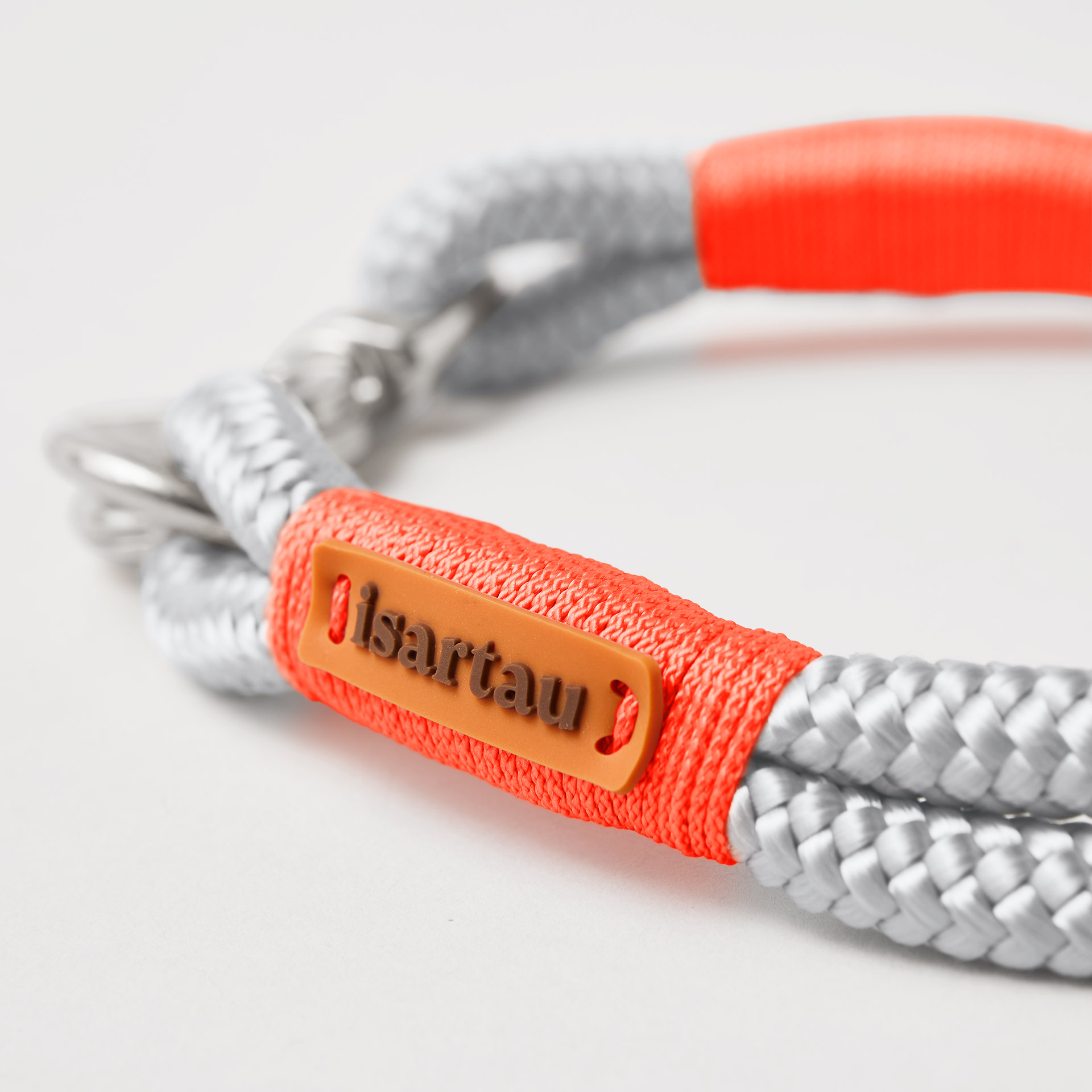 Detail silberfarbener Ring und Karabiner am Modell Feste Halsung Pebble Stone Neonorange, hellgraues Tau mit neonoranger Takelung