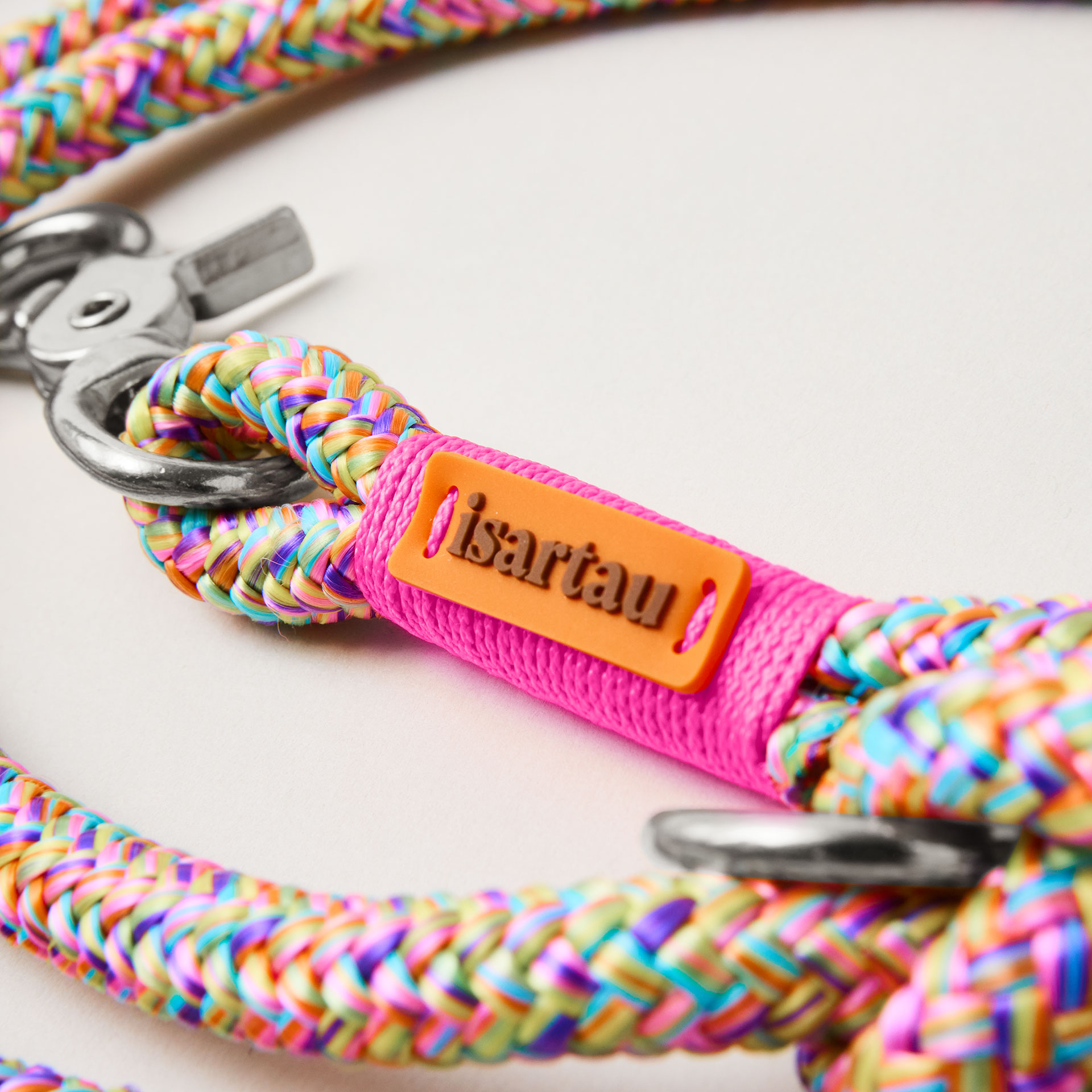 Detail Hundeleine Easy Summer Neonpink, buntes Tau mit neonpinker Takelung und isartau Logo