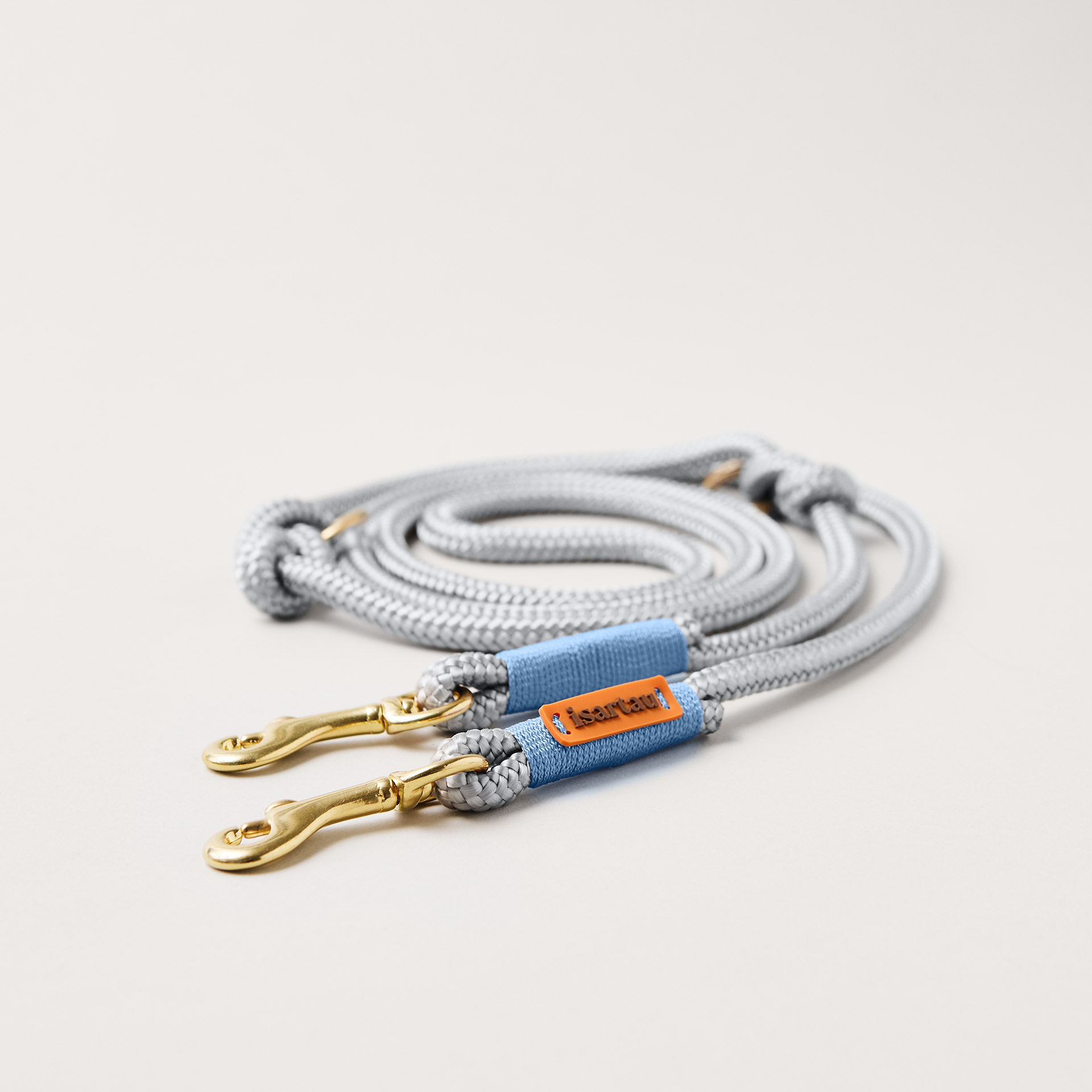 Tauleine Pebble Stone Hellblau 8 mm verstellbar mit leichten Messing-Karabinern, hellgraues Tau mit hellblauer Takelung, Längenverstellbar über Knoten