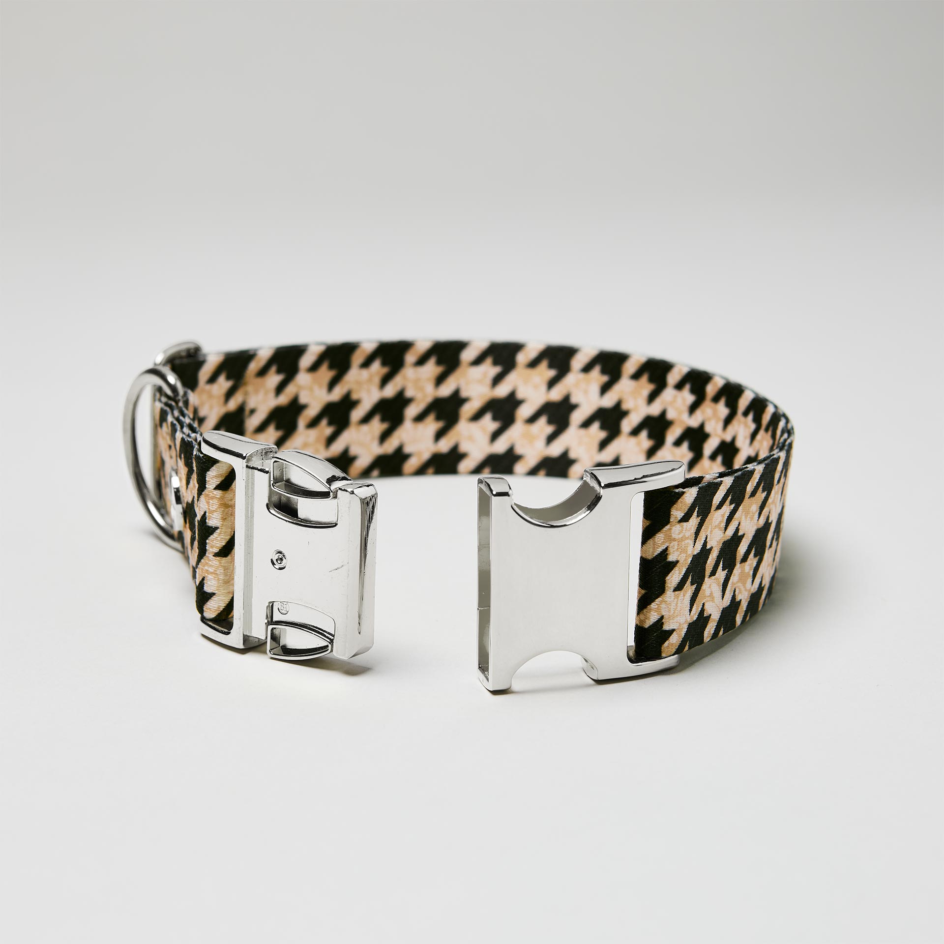 Detailaufnahme verstellbares Halsband Stadtgeflüster mit offener silberfarbener Steckschließe, Gurtband im Hahnentritt Muster
