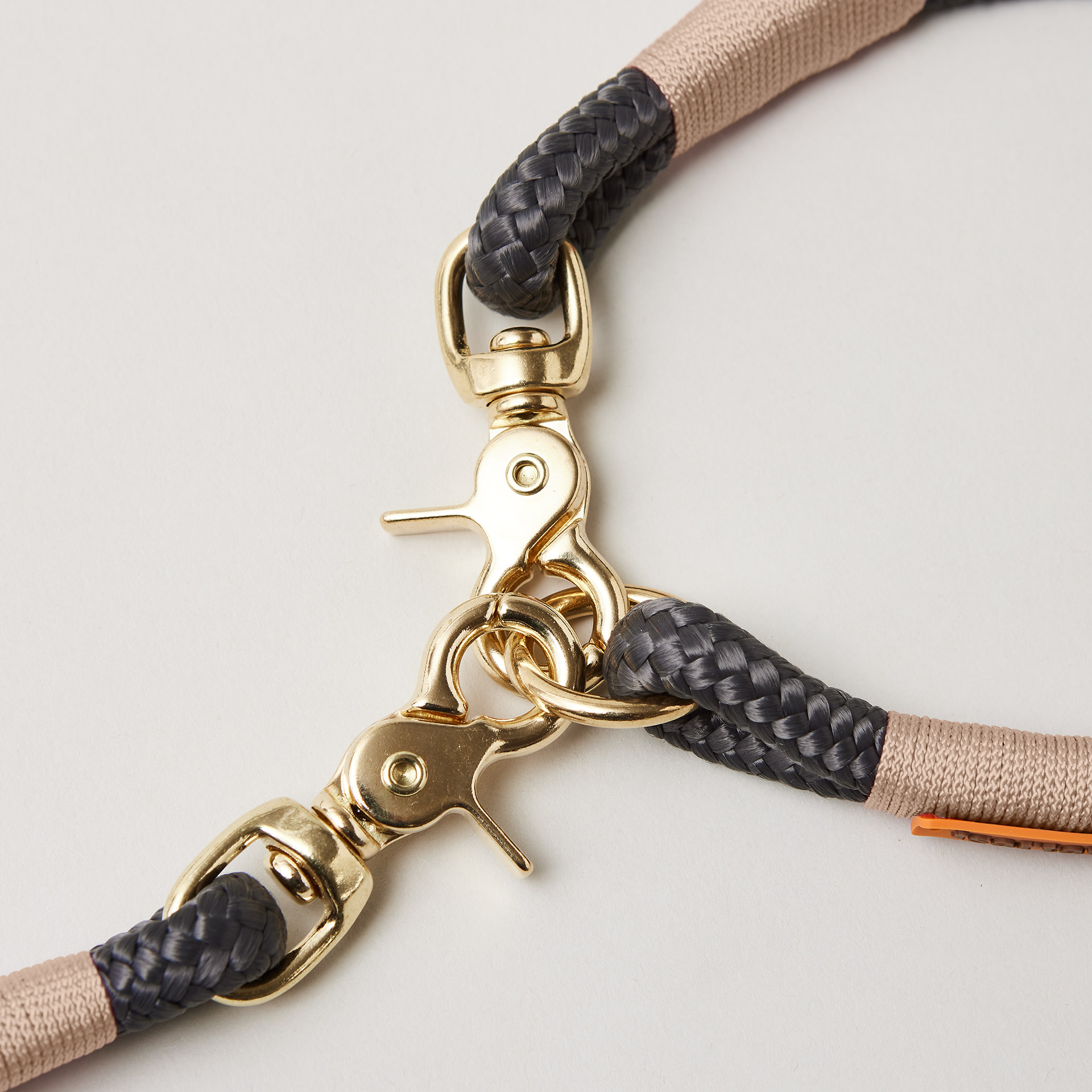 Detail Ring und Scherenkarabiner am Modell Feste Halsung, Farbe Heavens Rock mit Messingbeschlägen, dunkelgraues Tau mit beiger Takelung