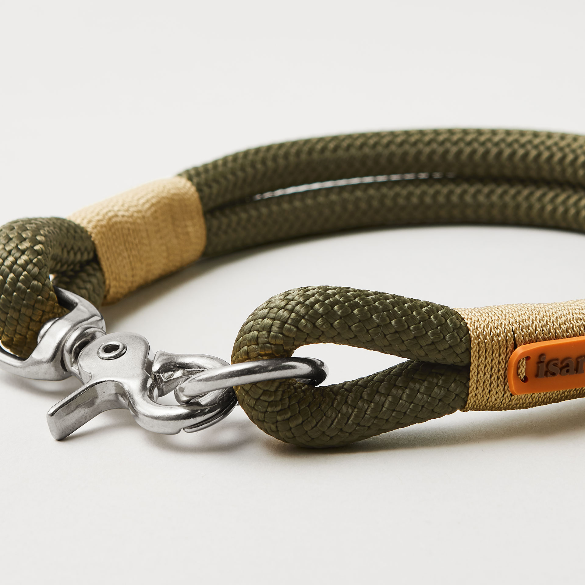 Detail Ring und Karabiner am Modell Feste Halsung Olive Grove Gold mit silbernen Beschlägen, olivgrünes Kletterseil mit goldfarbener Takelung