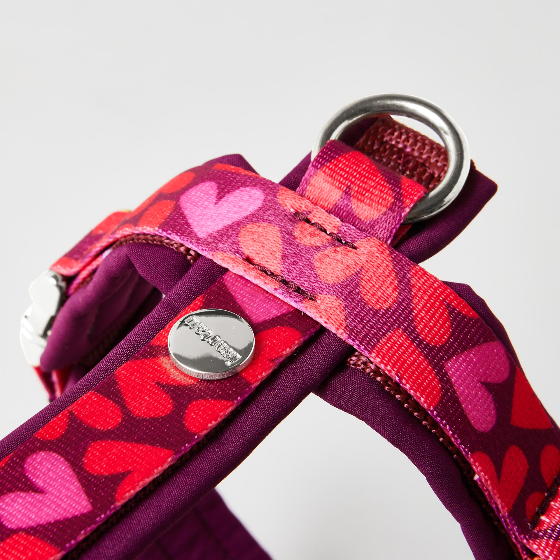 Detail gepolstertes Hundegeschirr Herzklopfen mit gepolstertem silbernem O-Ring zum Einhaken des Karabiners