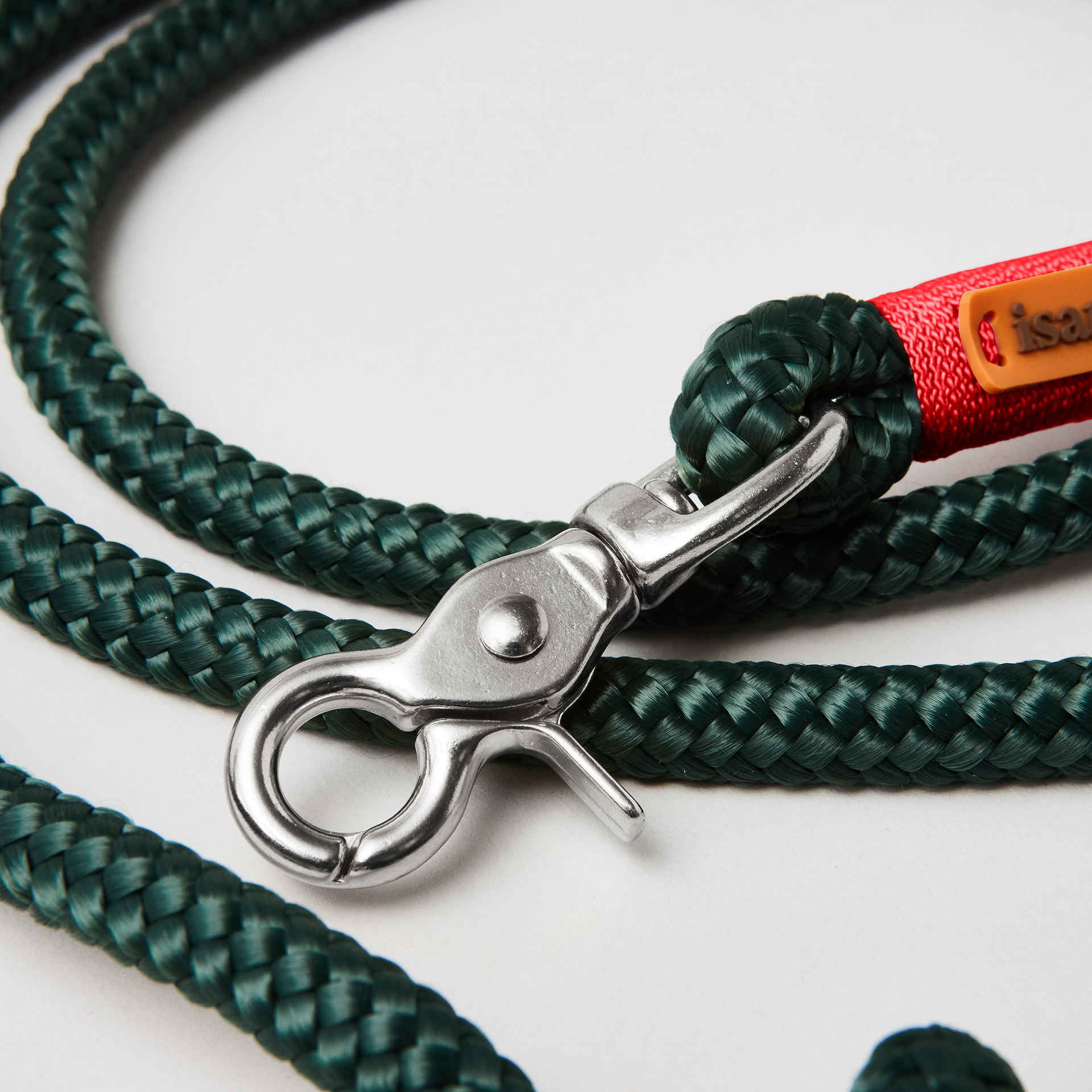 Detail Hundeleine Evergreen Rot Burgunder, dunkelgrünes Tau mit roter Takelung, Fokus auf silberfarbene Karabiner