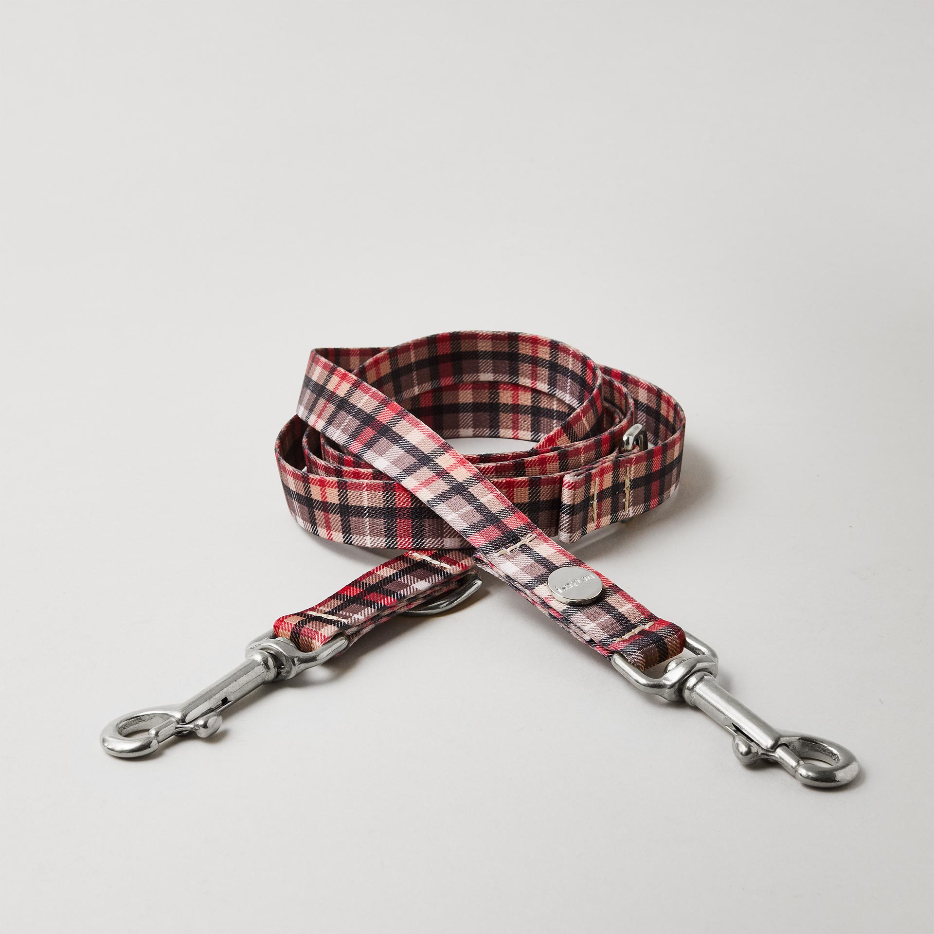 Verstellbare Hundeleine „Flaneur“, 20 mm breites Gurtband mit Karomuster, silberfarbene Karabiner.