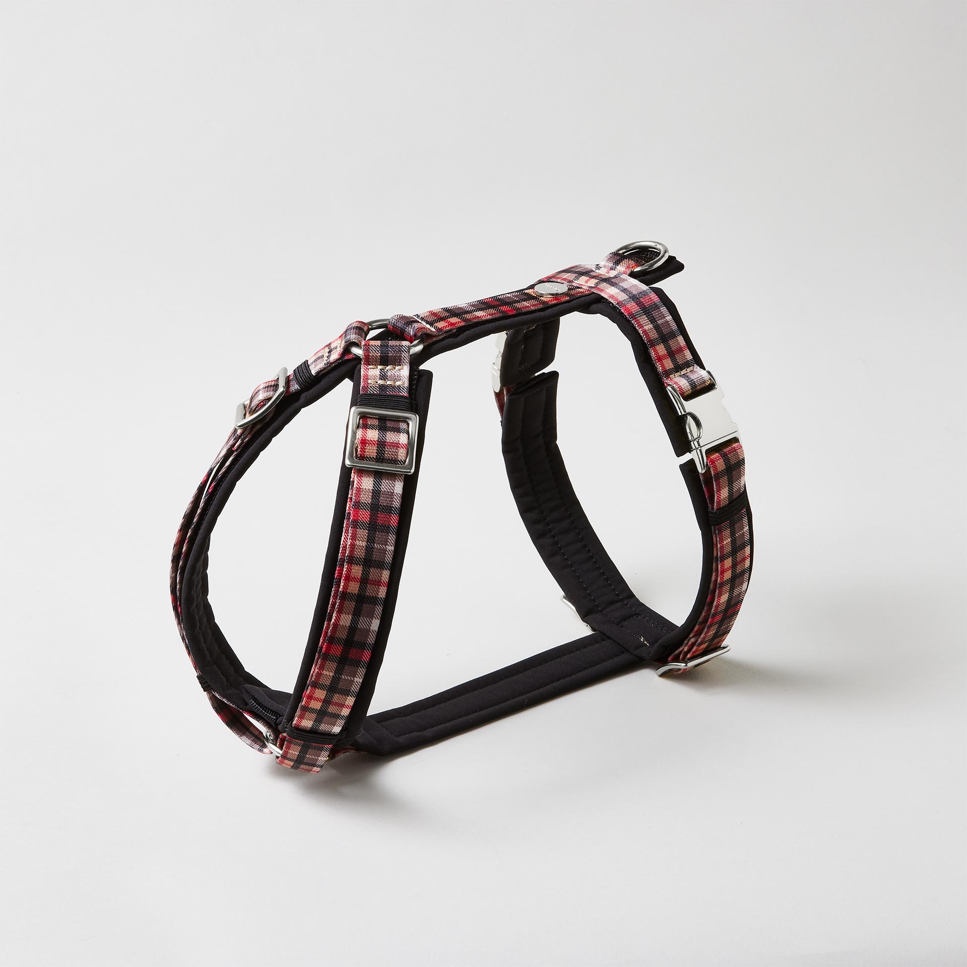 Gepolstertes Y-Hundegeschirr „Flaneur“ mit Karomuster, verstellbaren Schiebern und silberfarbenen Steckschließen.