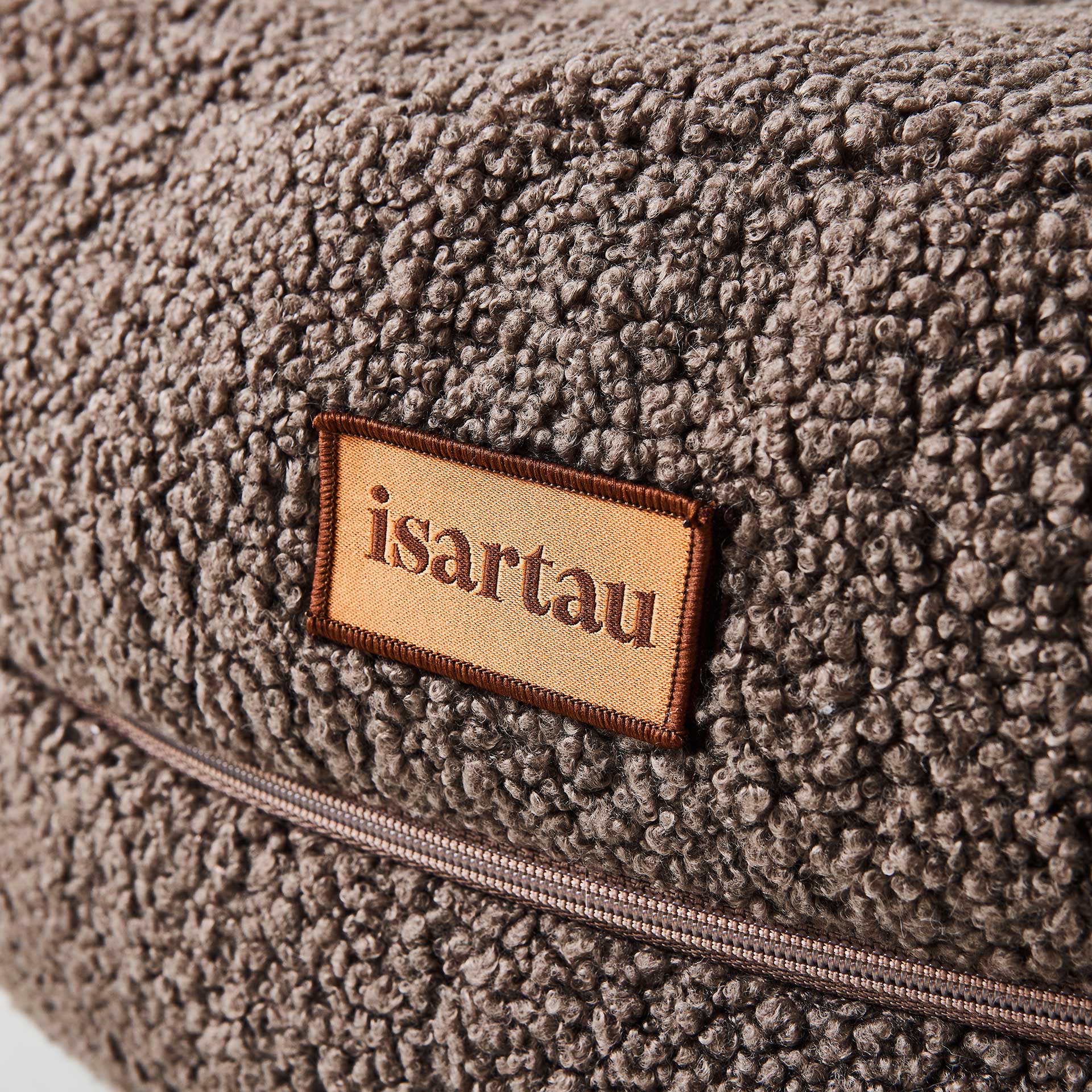 Detail Hundebett Bagelbettchen mit abnehmbarem braunen Teddystoffbezug, Fokus auf isartau Logo