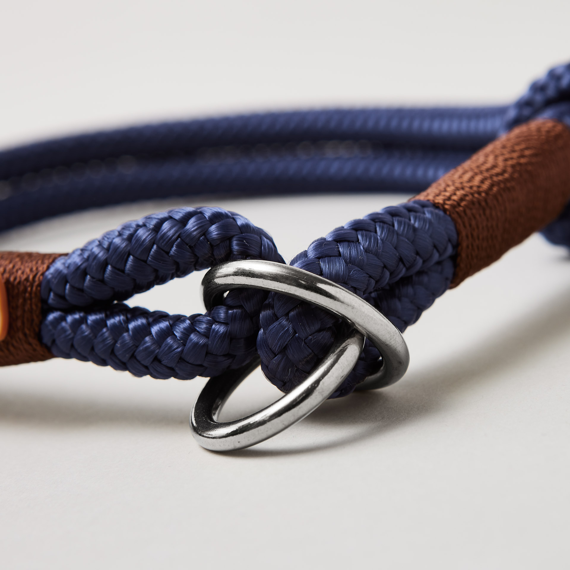 Detail Tauhalsband Zugstopp Indigo Sea Kastanie mit silberfarbenen O-Ringen, dunkelblaues Tau mit brauner Takelung