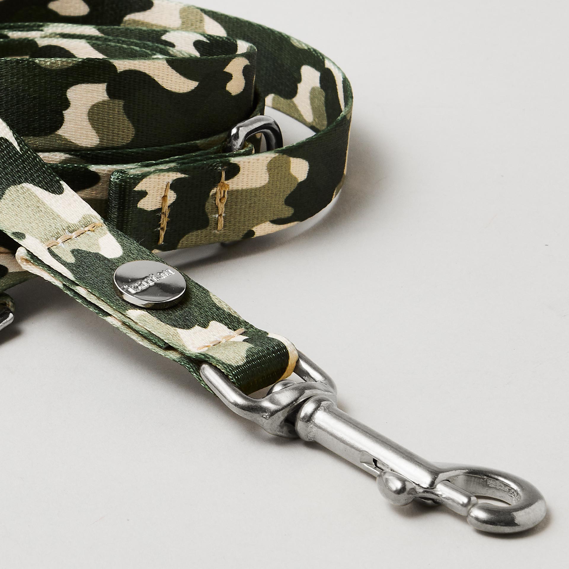 Detail schmale Hundeleine „Entdecker“, 15 mm breites Gurtband mit Camouflage-Print, silberfarbene Mini-Karabiner