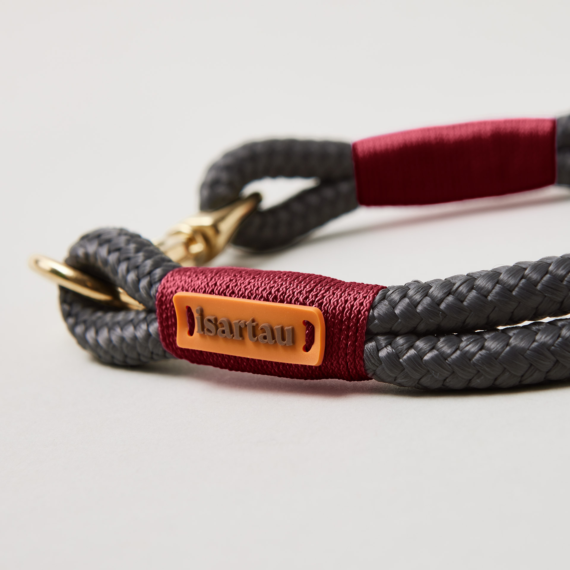 Detail Tauhalsband Feste Halsung, Farbe Heavens Rock Burgunder mit Messing-Beschlägen, dunkelgraues Tau mit weinroter Takelung