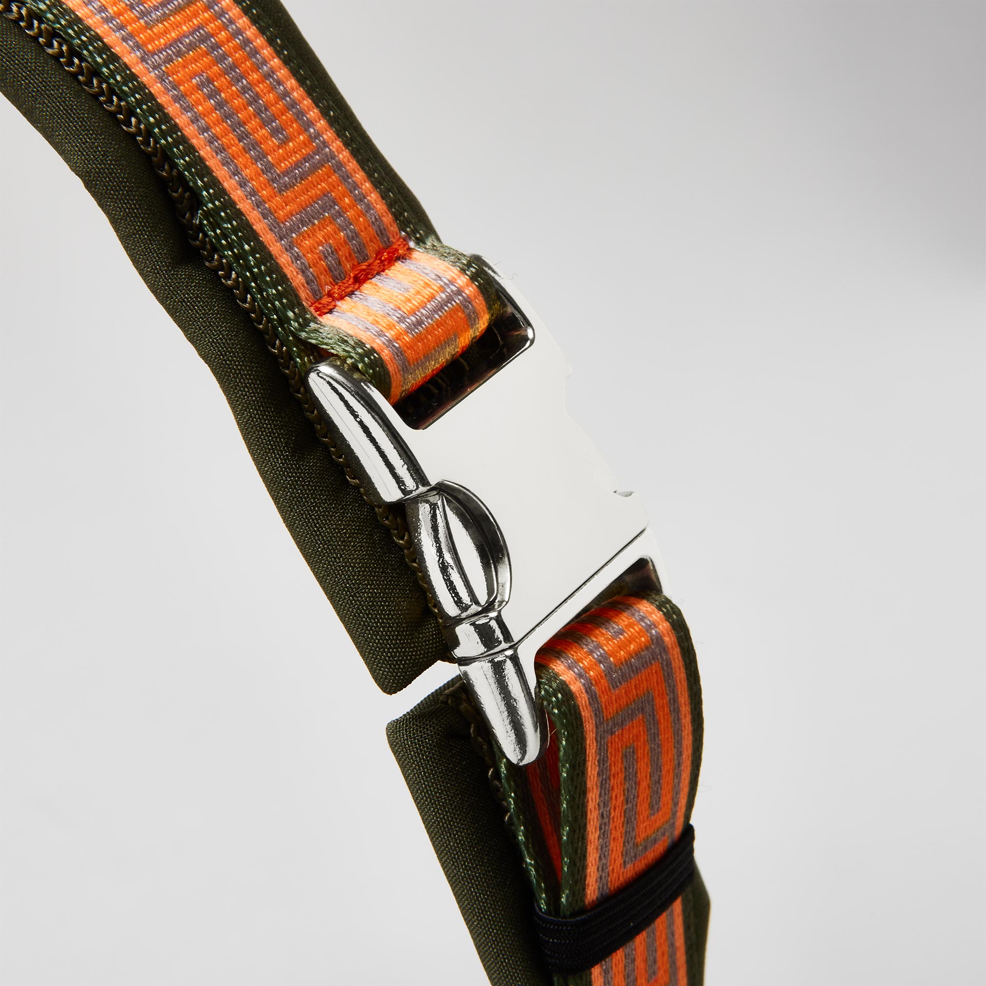 Detail gepolstertes Hundegeschirr Wellenbrecher mit silberfarbener Steckschließe zum Öffnen und Schließen