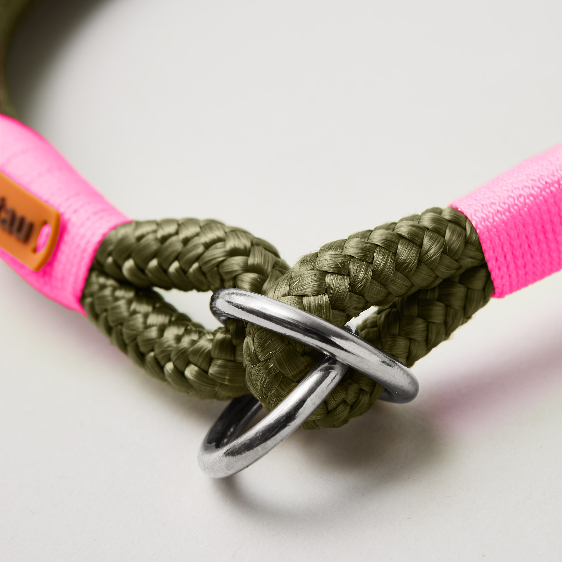 Detail Tauhalsband Zugstopp Olive Grove Neonpink, O- Ringe aus Edelstahl