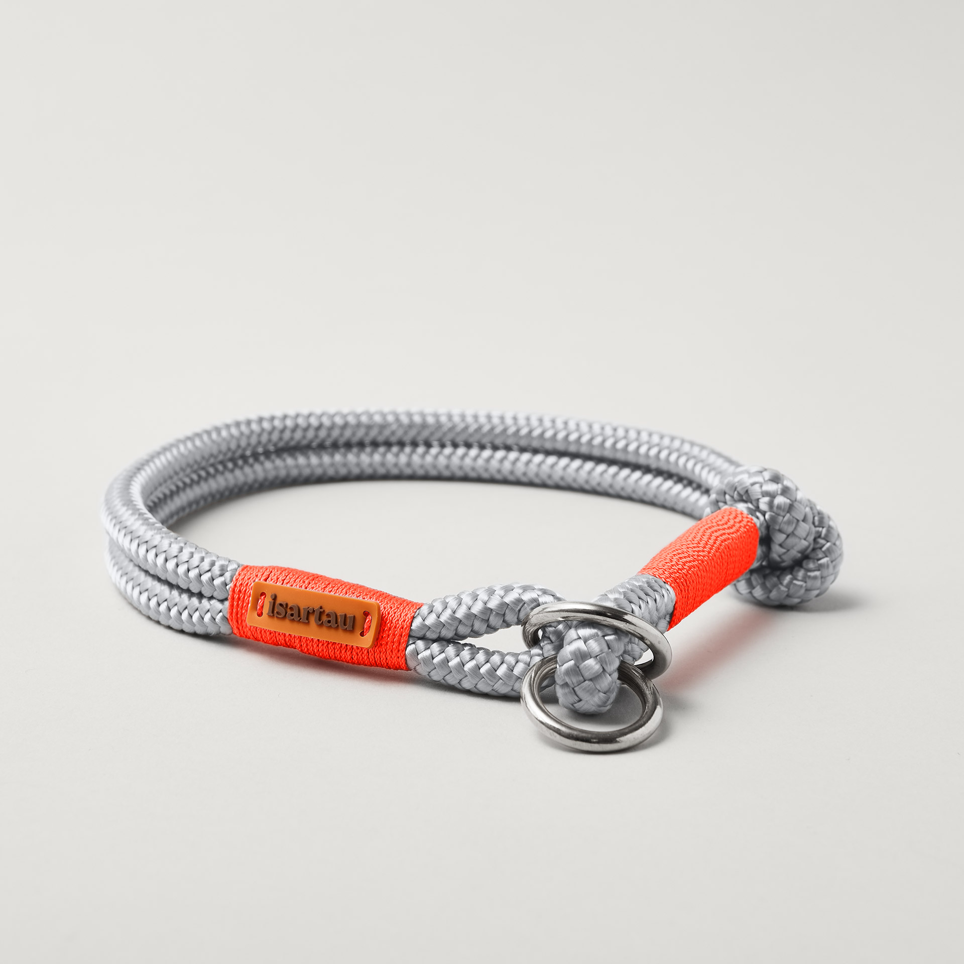 Tauhalsband Zugstopp Pebble Stone Neonorange 8 und 10 mm mit silberfarbenen Beschlägen, hellgraues Tau mit neonoranger Takelung