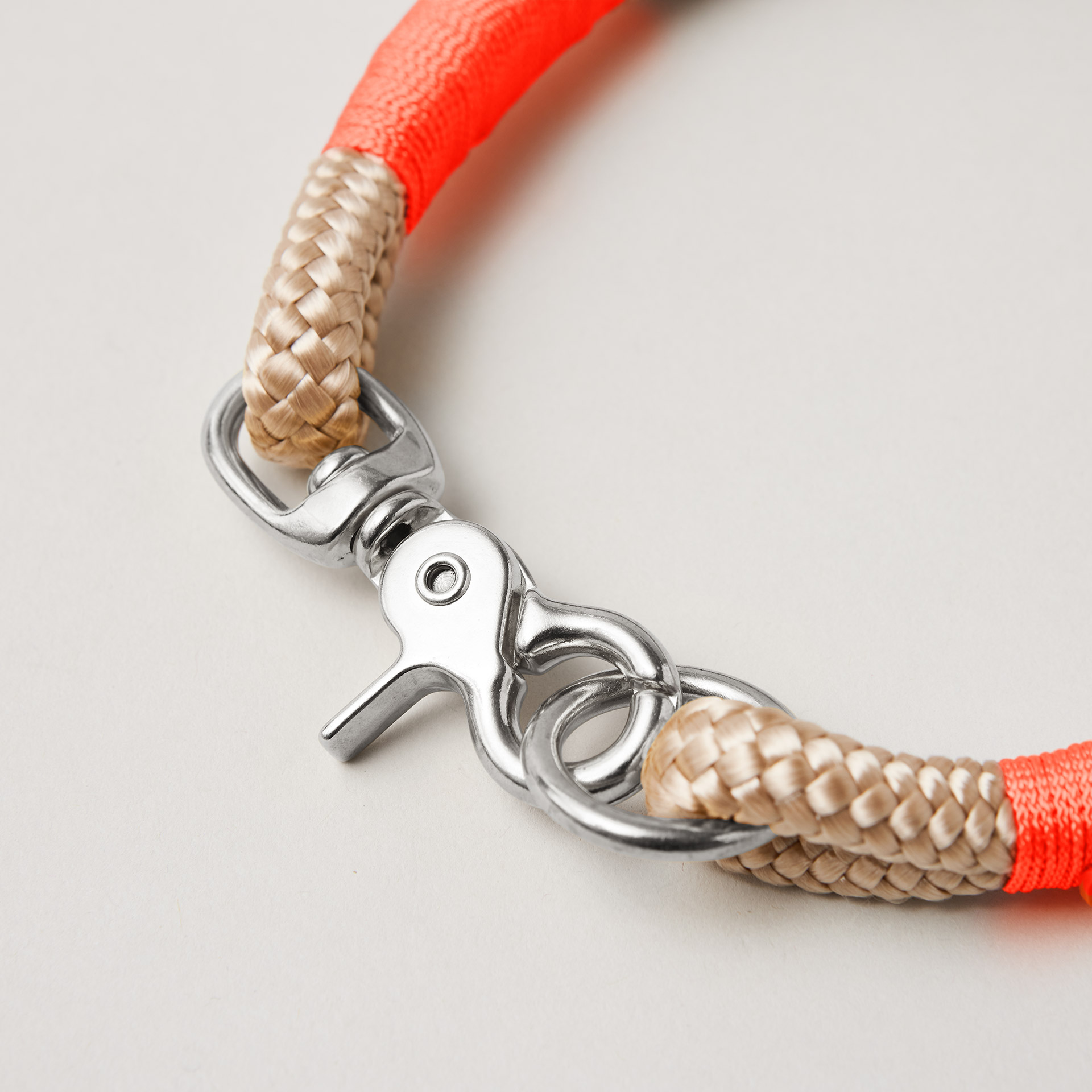 Detail silberfarbener Ring und Scherenkarabiner, Feste Halsung Wood Owl Neonorange