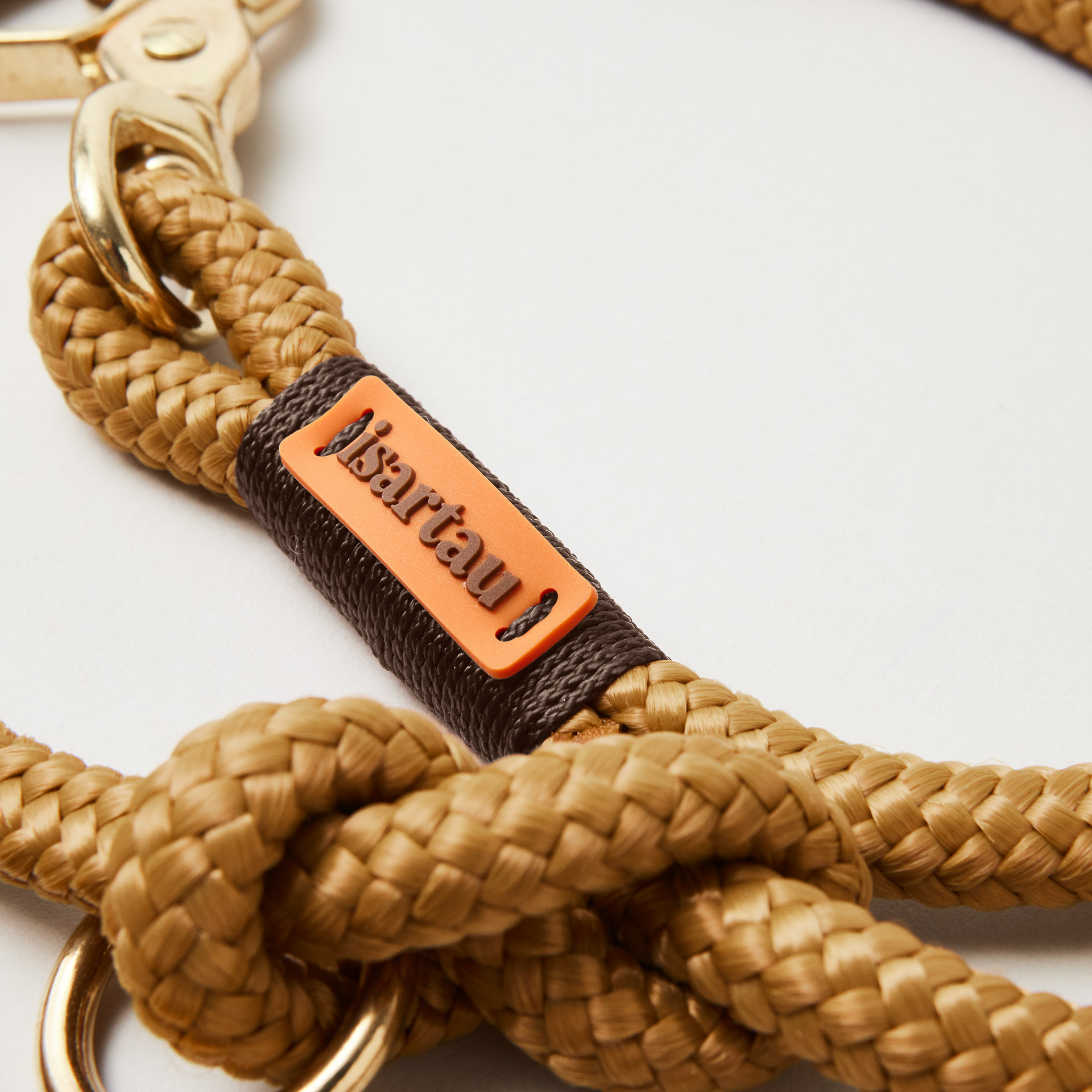 Detail isartau Logo an Tauleine Sweet Toffee Dunkelbraun 8 mm, hochwertig gefertigt karamellfarbenes Tau mit dunkelbrauner Takelung