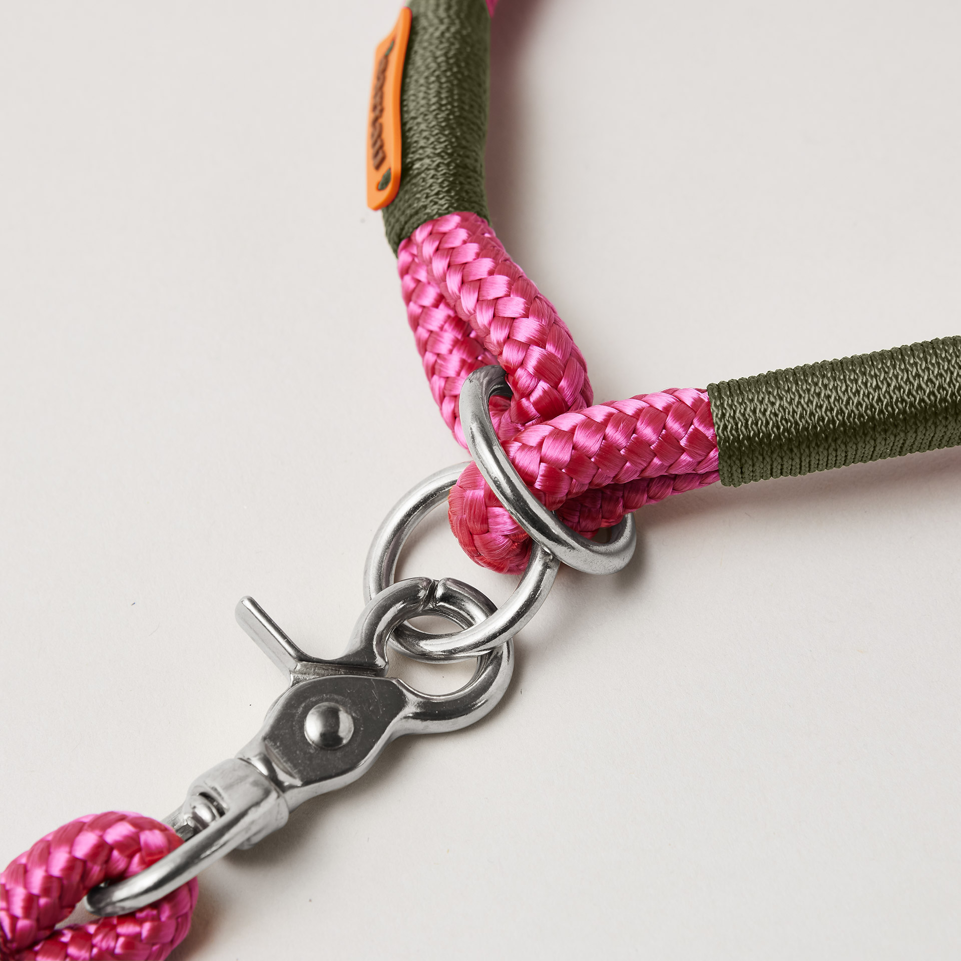 Detail Zugstopp Halsband mit Tauleine Viva Magenta OLIV, Fokus auf silberfarbene Ringe und Karabiner