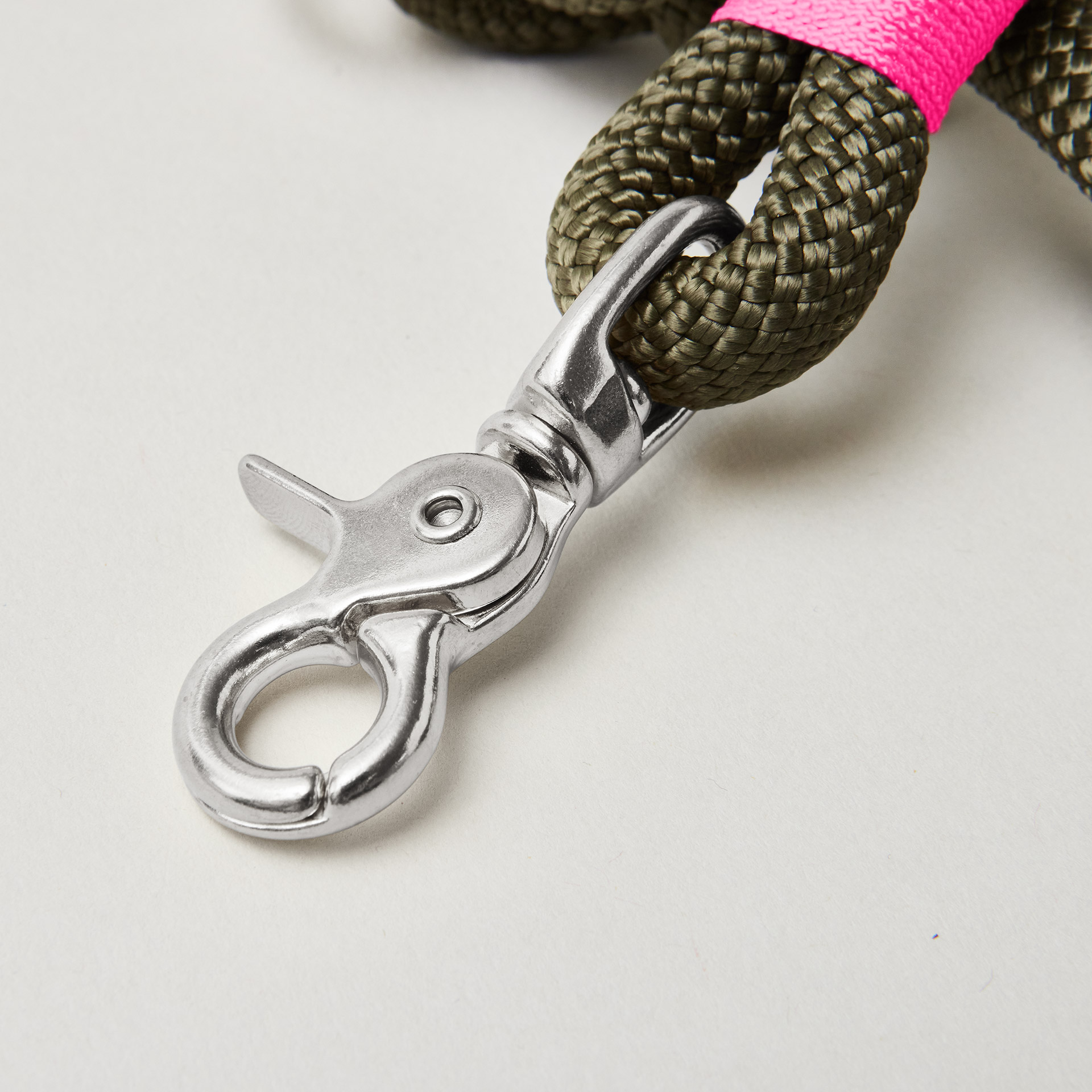 silberfarbener Scherenkarabiner an olivfarbenem Tau