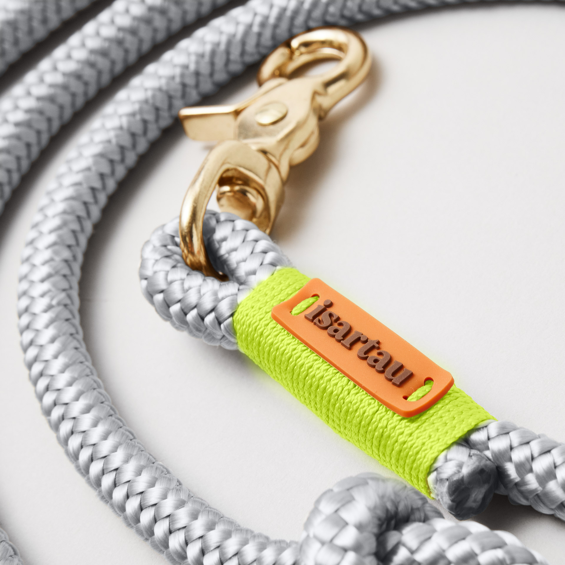 isartau-Logo auf hellgrauem Tau und neongelber Takelung an Farbkombination Pebble Stone Neongelb