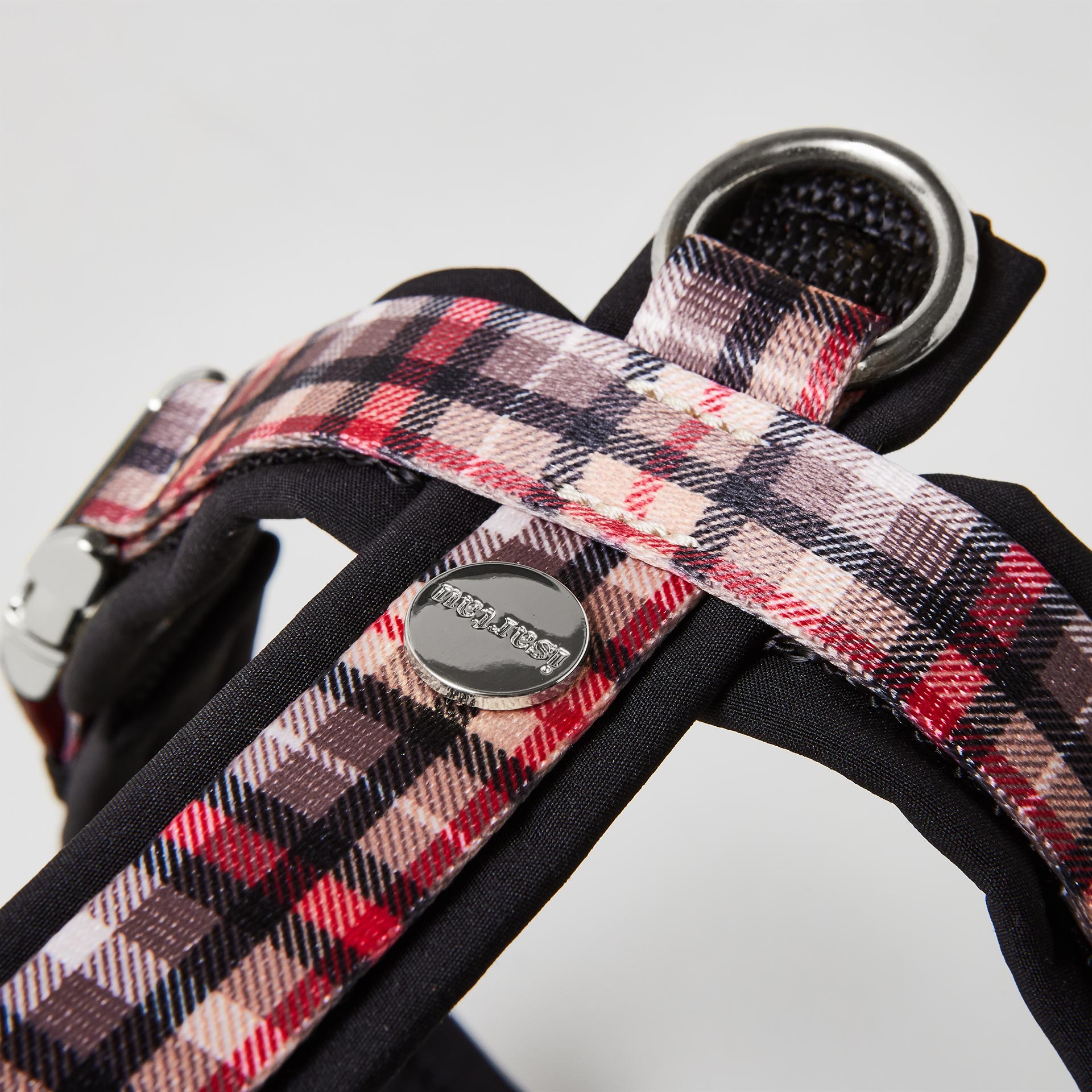 Detail gepolstertes Brustgeschirr „Flaneur“ mit Karomuster und gepolstertem silbernem O-Ring zum Einhaken des Karabiners.