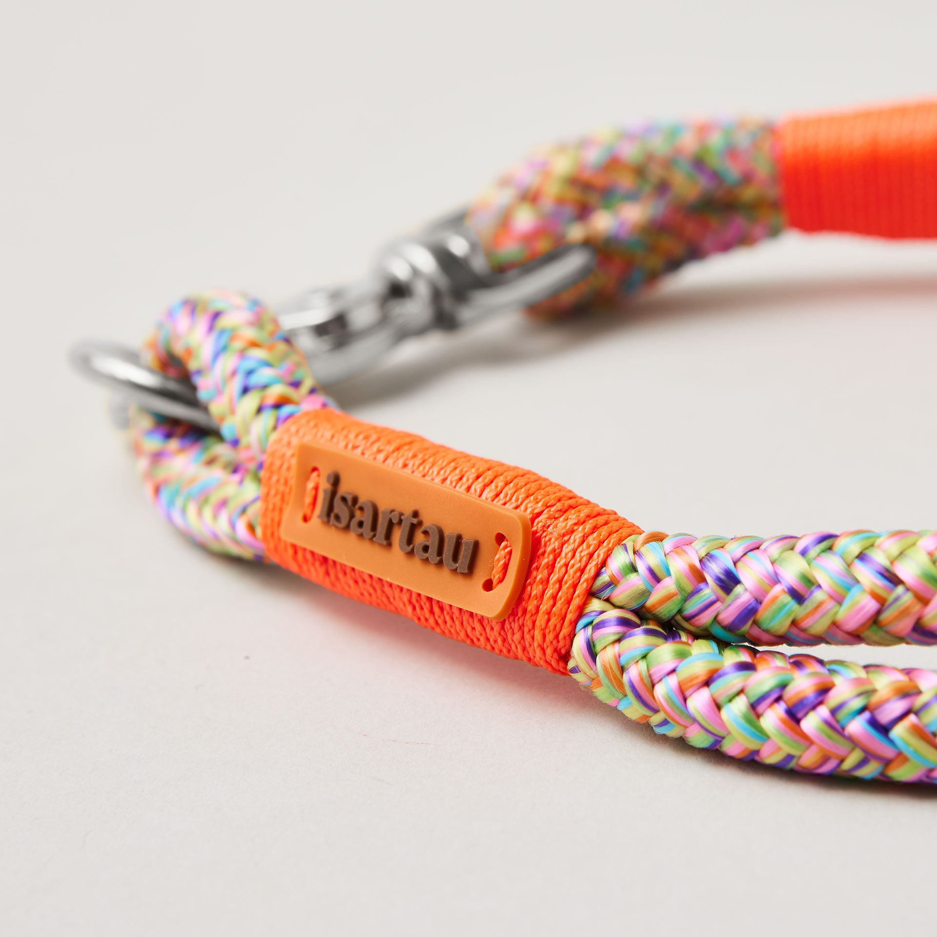 Detail silberfarbener Ring und Karabiner am Modell Feste Halsung, Farbe Easy Summer Neonorange, buntes Tau mit neonoranger Takelung