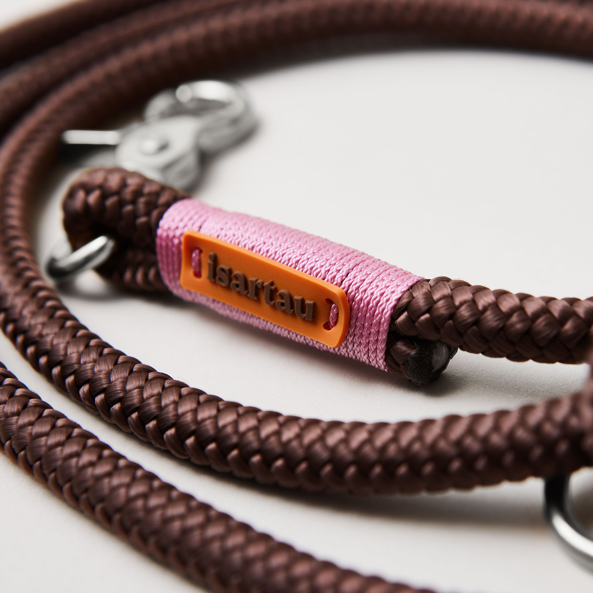 Detail Hundeleine Classy Chestnut Rose, braunes Tau mit rosafarbener Takelung, Fokus auf silberfarbene Karabiner und Tau