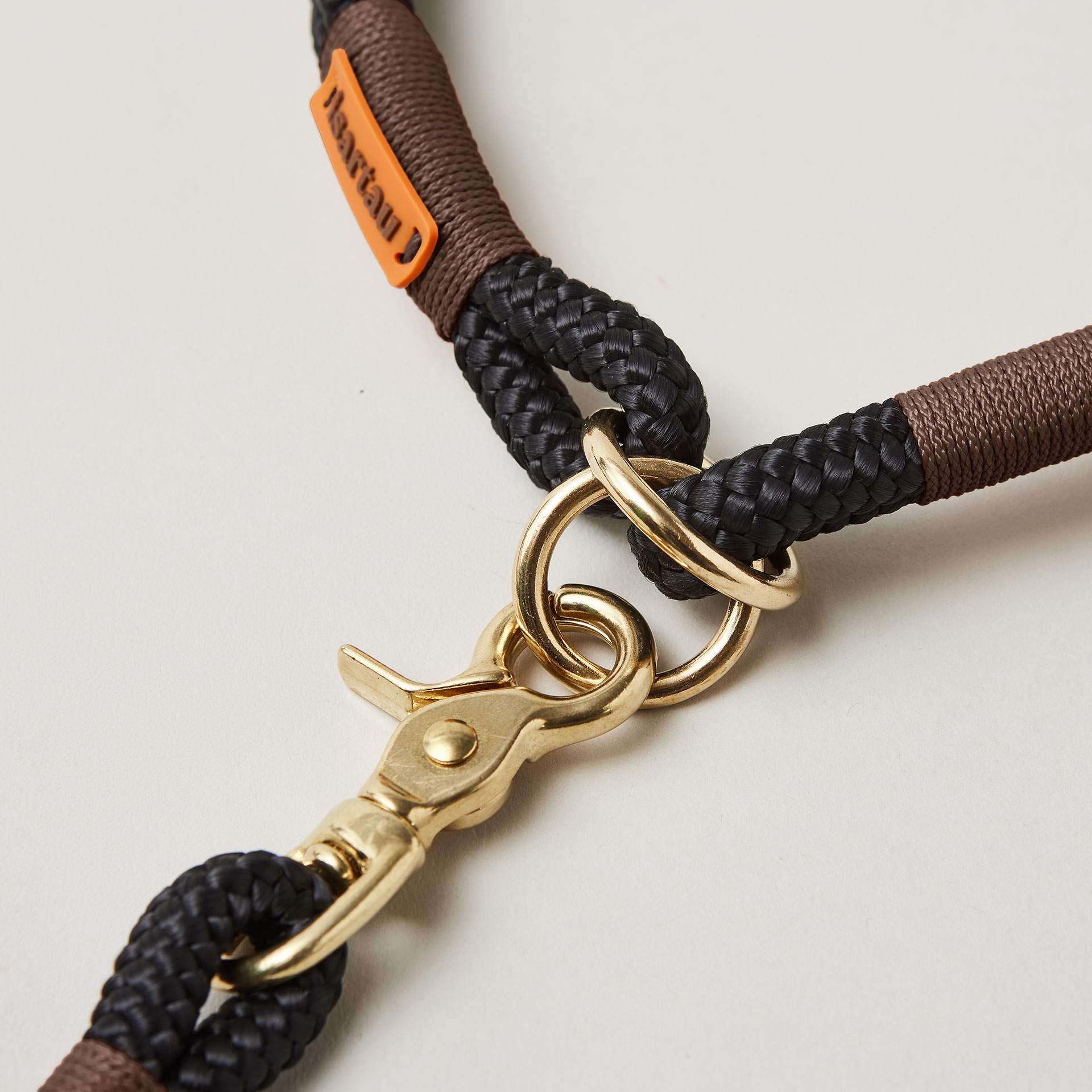 Detail Zugstopp Halsband mit Tauleine Black Mamba Dunkelbraun, schwarzes Tau mit dunkelbrauner Takelung Fokus auf Messingringe und Karabiner