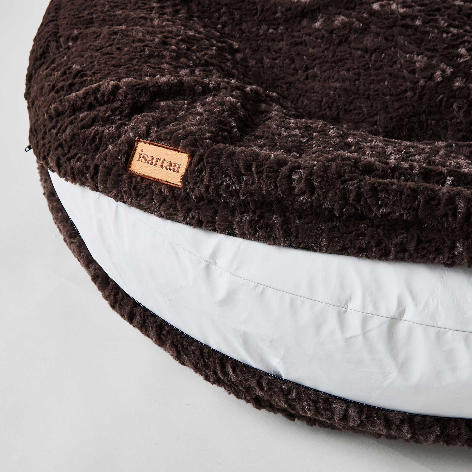 Orthopädisches Hundebett mit abnehmbarem Bezug, maschinenwaschbar bei 30 Grad, rundes Design mit isartau Logo