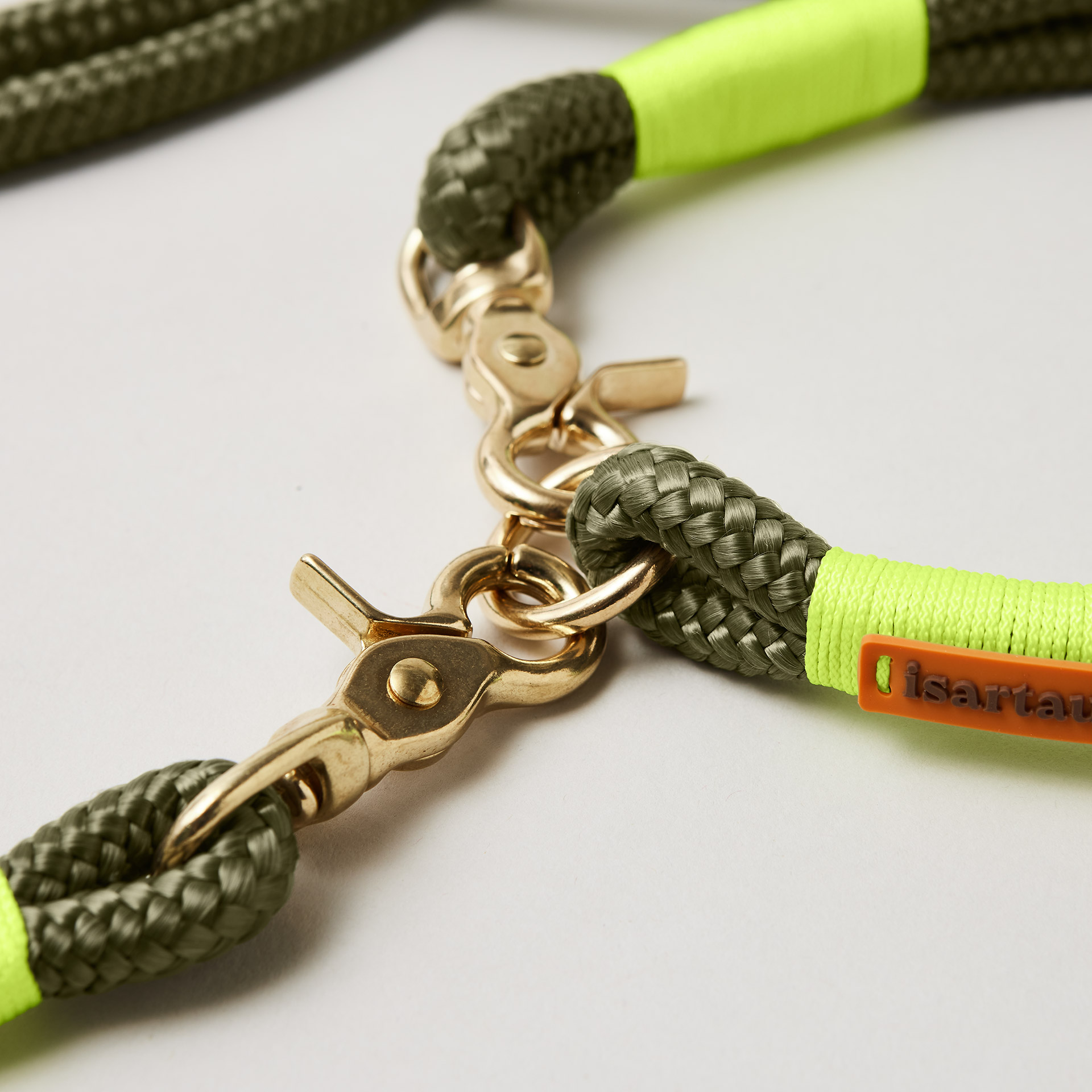 Detail Ring und Scherenkarabiner am Modell Feste Halsung Olive Grove Neongelb, olivfarbenes Softtau mit neongelber Takelung