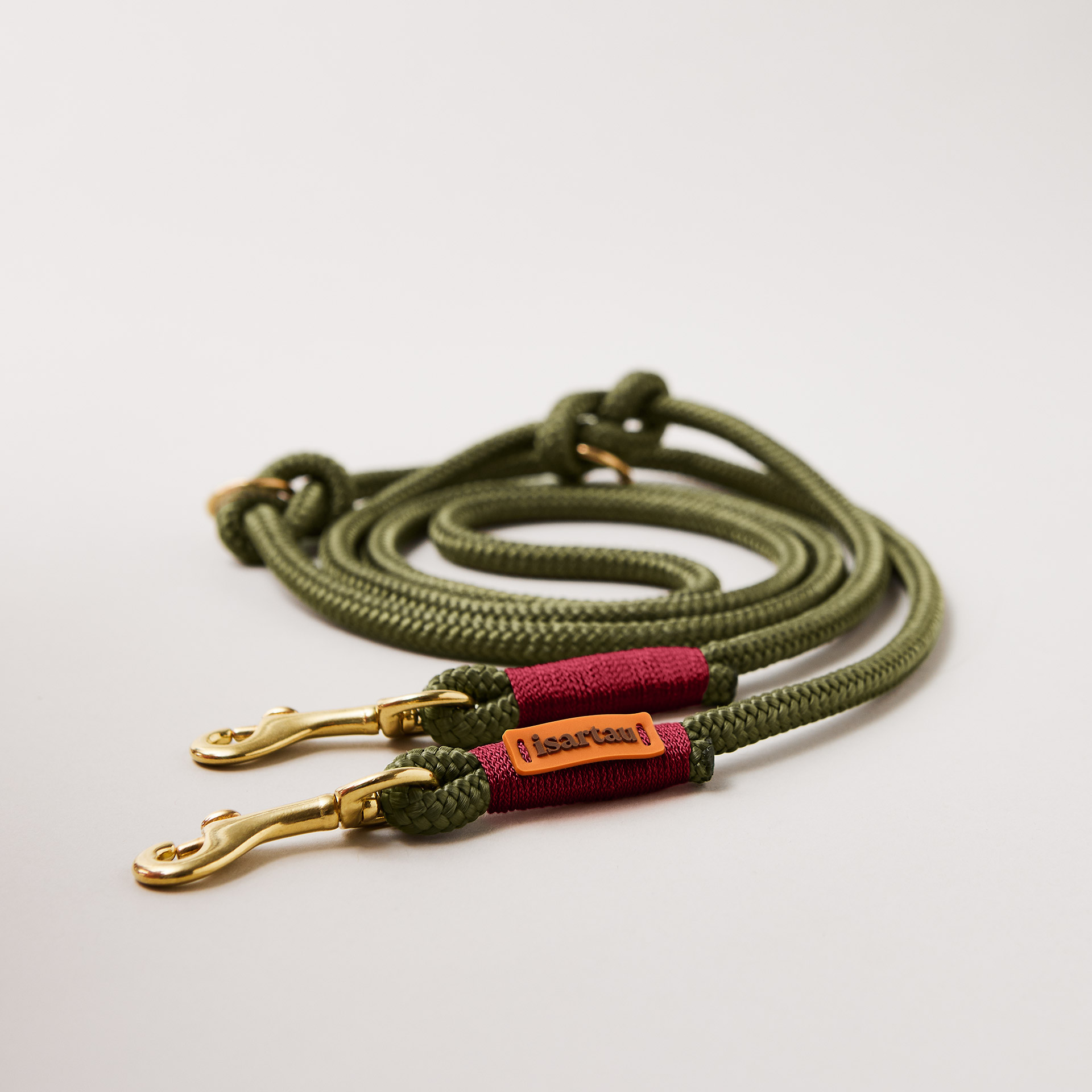 Hundeleine aus Tau Olive Grove Burgunder 8 mm verstellbar mit leichten Messing-Karabinern, olivfarbenes Softtau mit weinroter Takelung, Längenverstellbar über Knoten