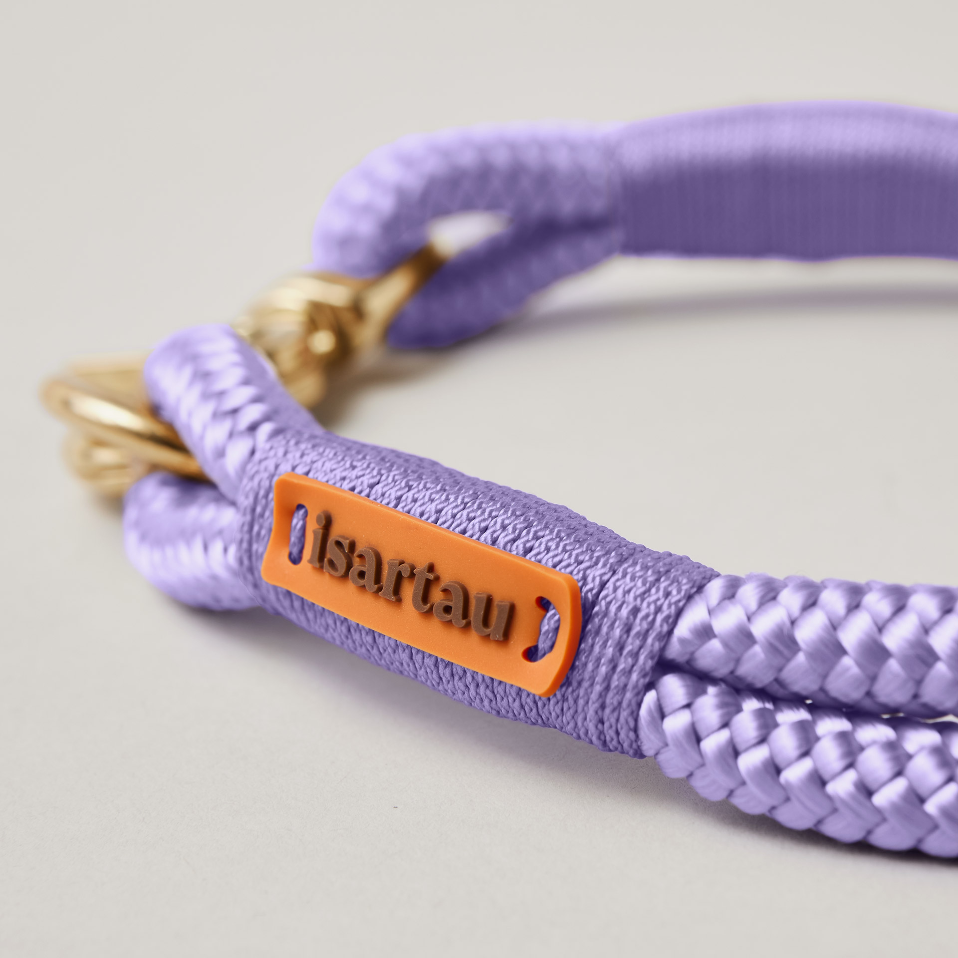 isartau Logo auf lavendelfarbenem Takel und Tau, Softtau Very Peri Lavendel mit Messing-Beschlägen