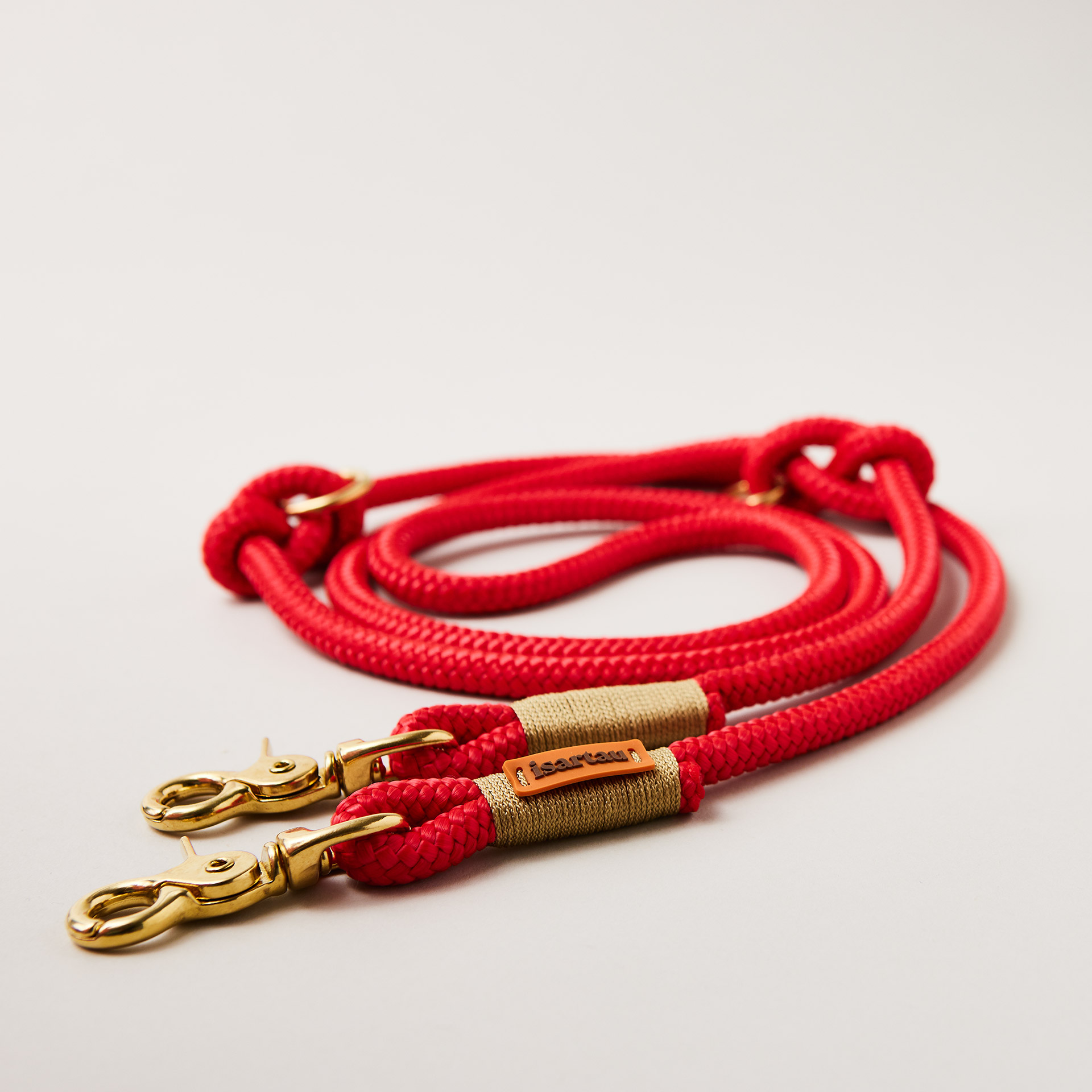 Hundeleine aus Tau Red Fairy GOLD 10 mm, verstellbar mit Messing-Karabinern, rotes Tau mit goldfarbener Takelung, längenverstellbar über Knoten