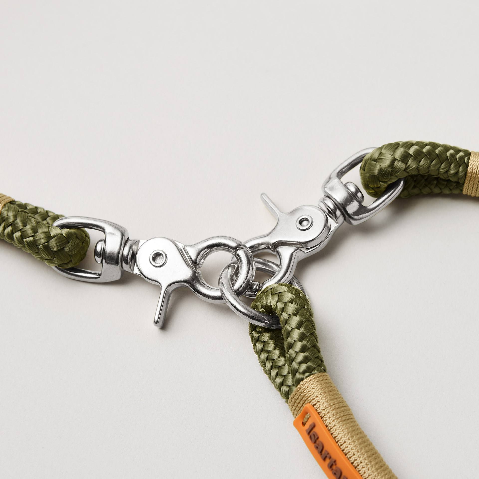 Detail silberfarbener Ring und Scherenkarabiner am Modell Feste Halsung Olive Grove Gold, olivgrünes Softtau mit goldfarbener Takelung