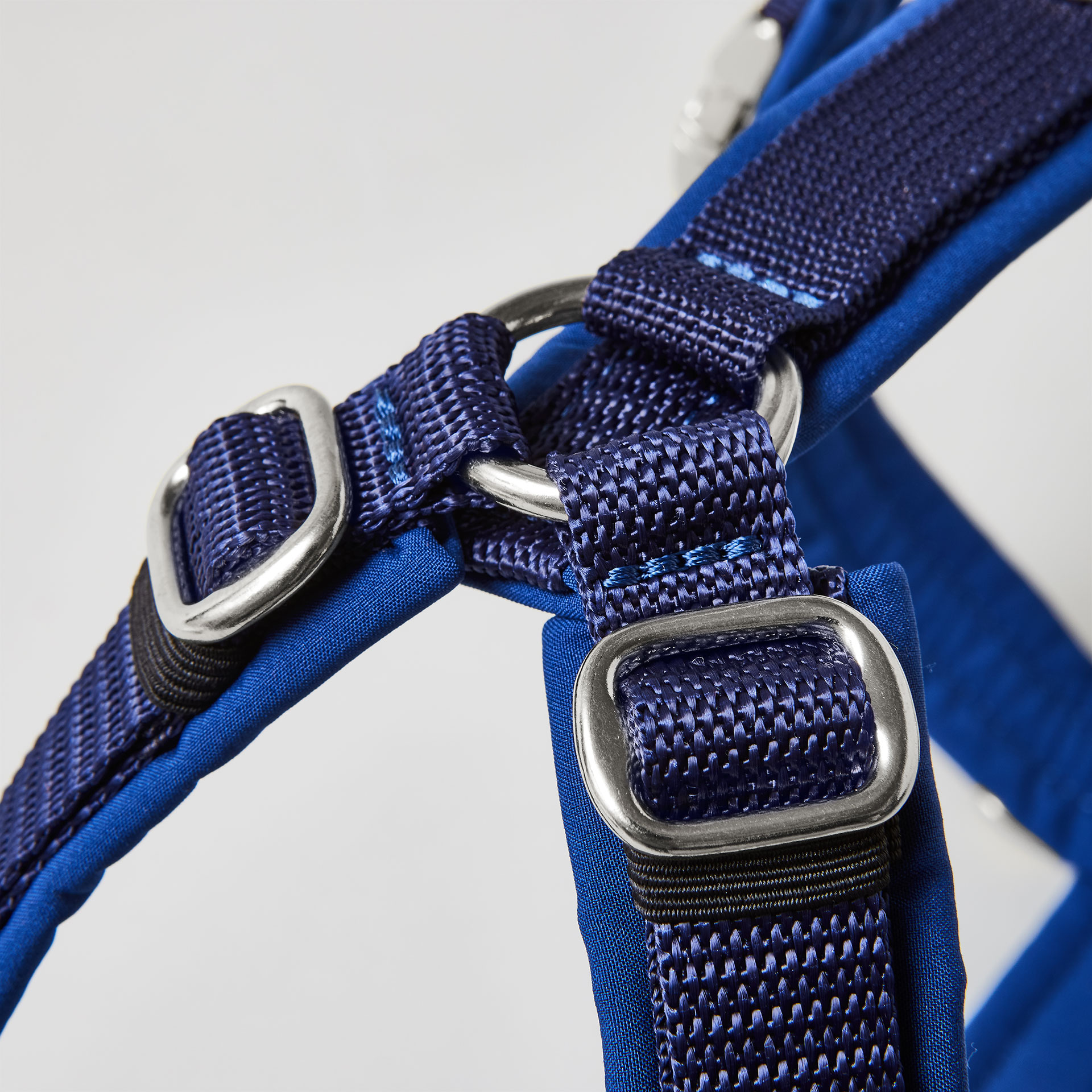 Silberfarbene verstellbare Schieber im Schulterbereich des dunkelblauen Hundegeschirrs