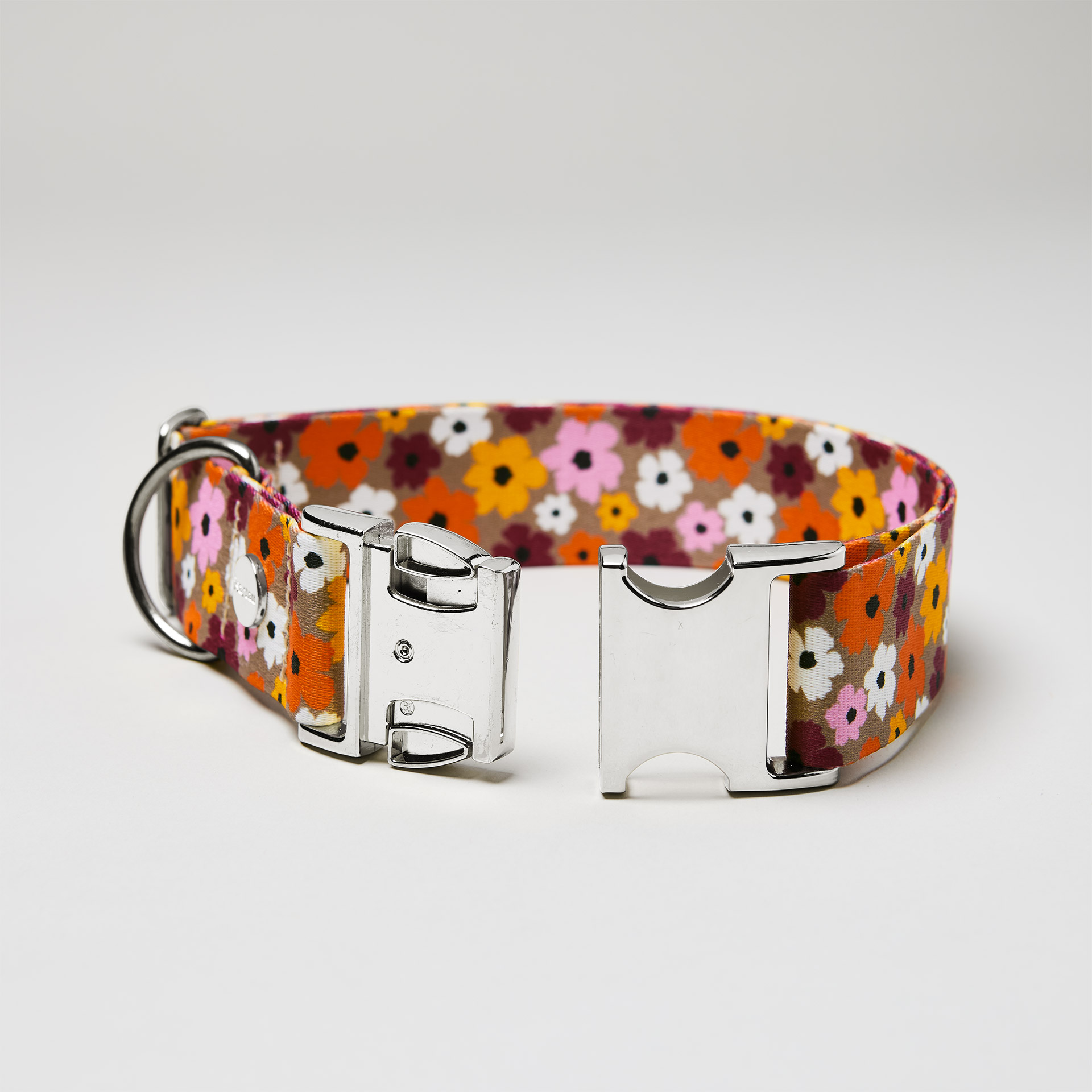 Verstellbares Halsband „Blumenmeer“ mit offener silberfarbener Steckschließe, romantisches Blumenmotiv.