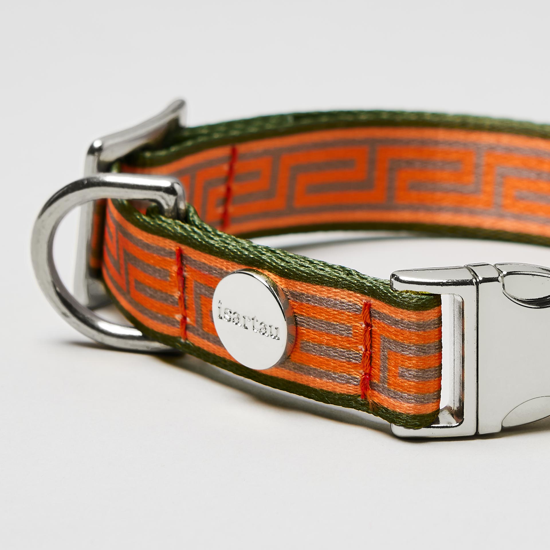 Nahaufnahme verstellbares Welpen Halsband Wellenbrecher, Gurtband mit Mäander Motiv, silberfarbene Schließe