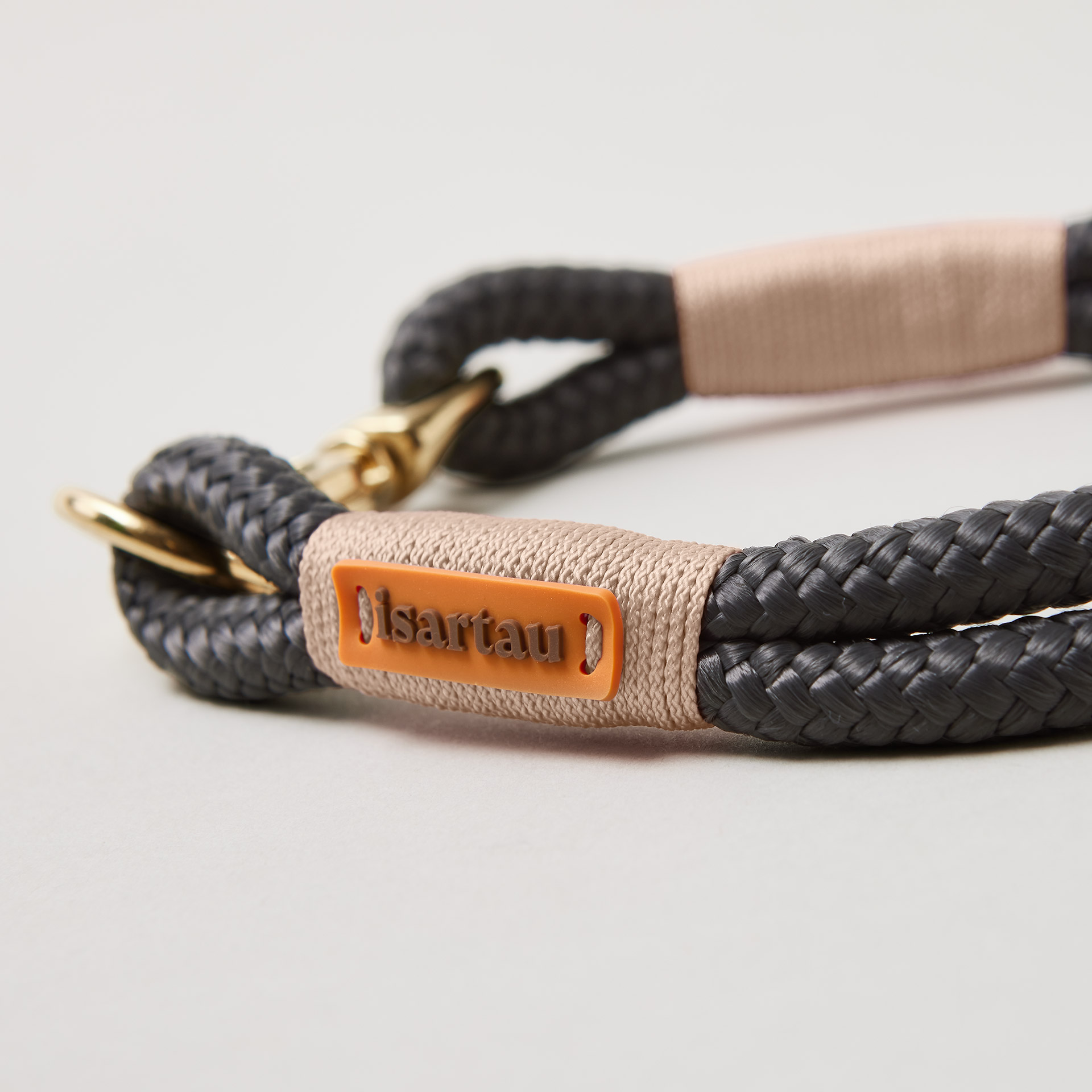 Detail Ring und Scherenkarabiner am Modell Feste Halsung, Farbe Heavens Rock mit Messingbeschlägen, dunkelgraues Tau mit beiger Takelung