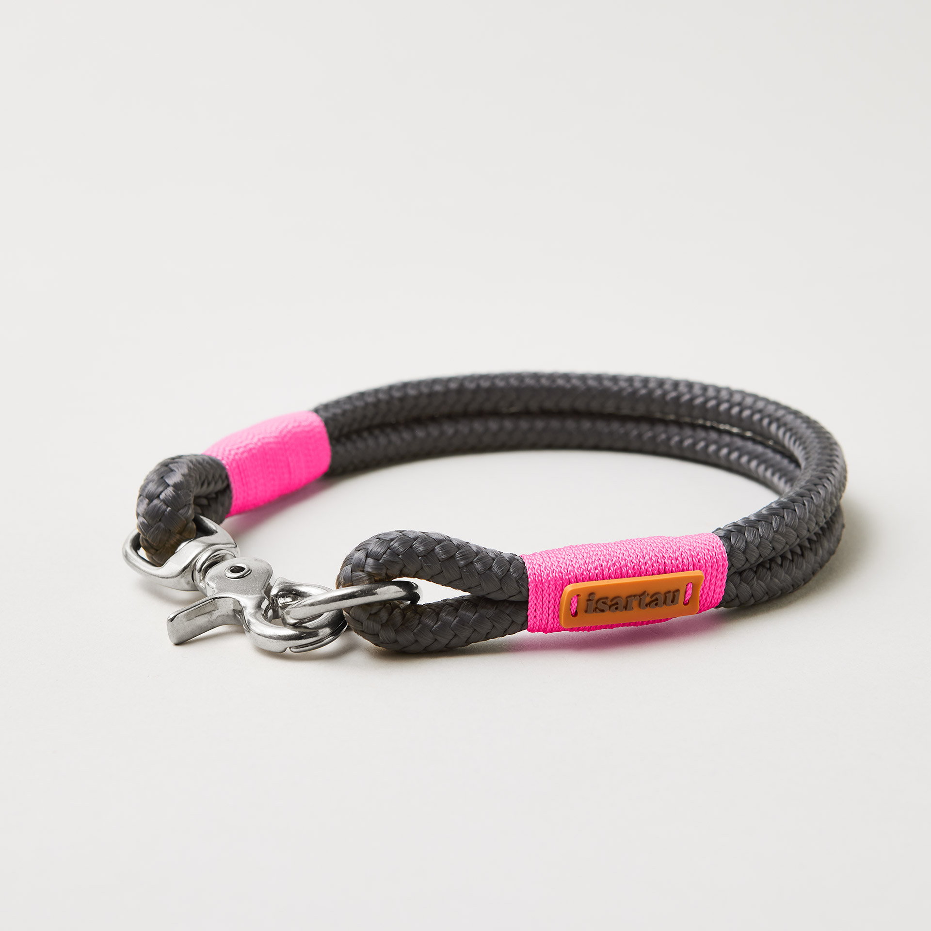 Feste Halsung aus Tau in der Farbe Heavens Rock, 10 mm mit silberfarbenen Beschlägen, dunkelgraues Tau mit neonpinker Takelung