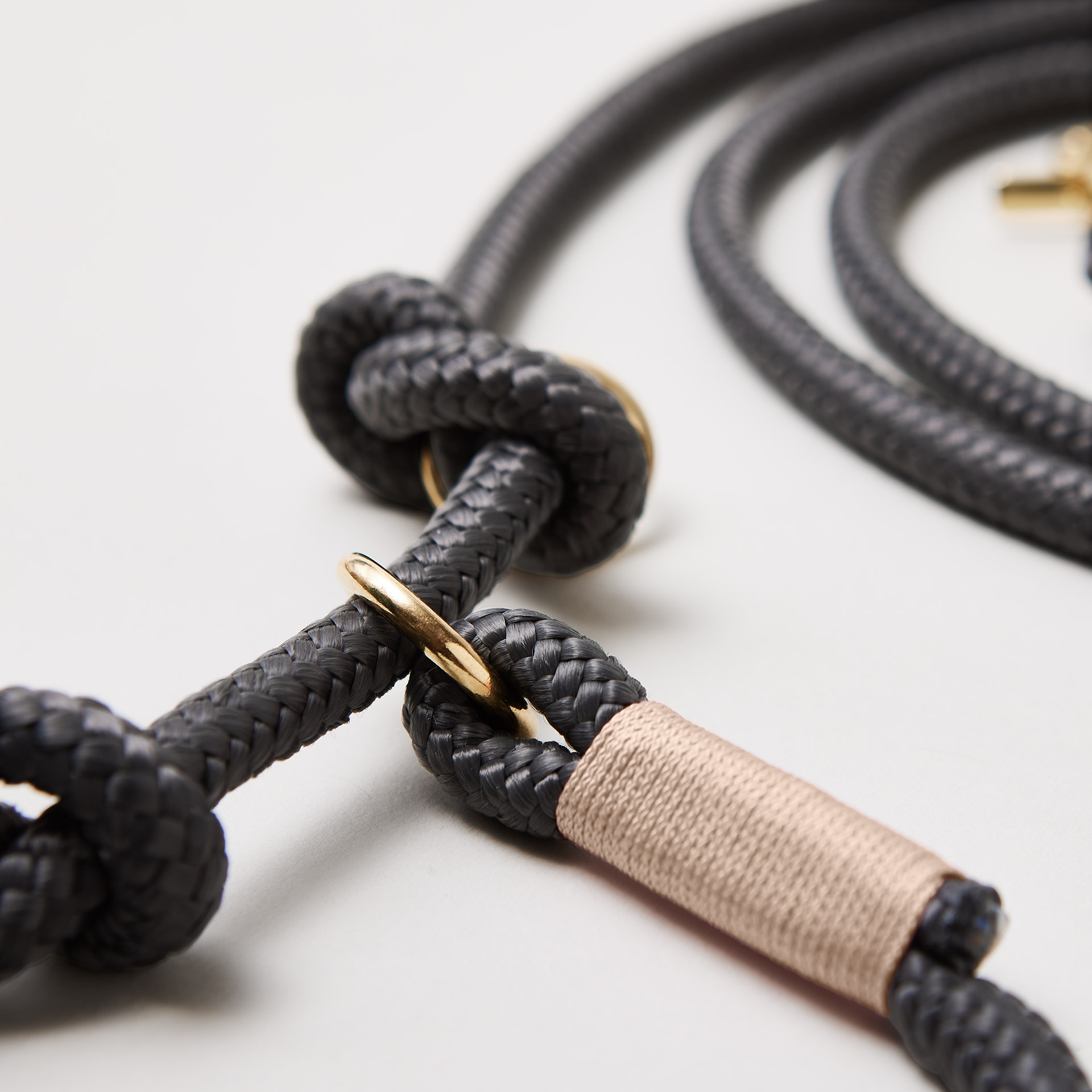 Detail Retrieverleine Heavens Rock mit verstellbaren Knoten für Hals- und Kopfumfang, Messing, dunkelgraues Tau mit beiger Takelung