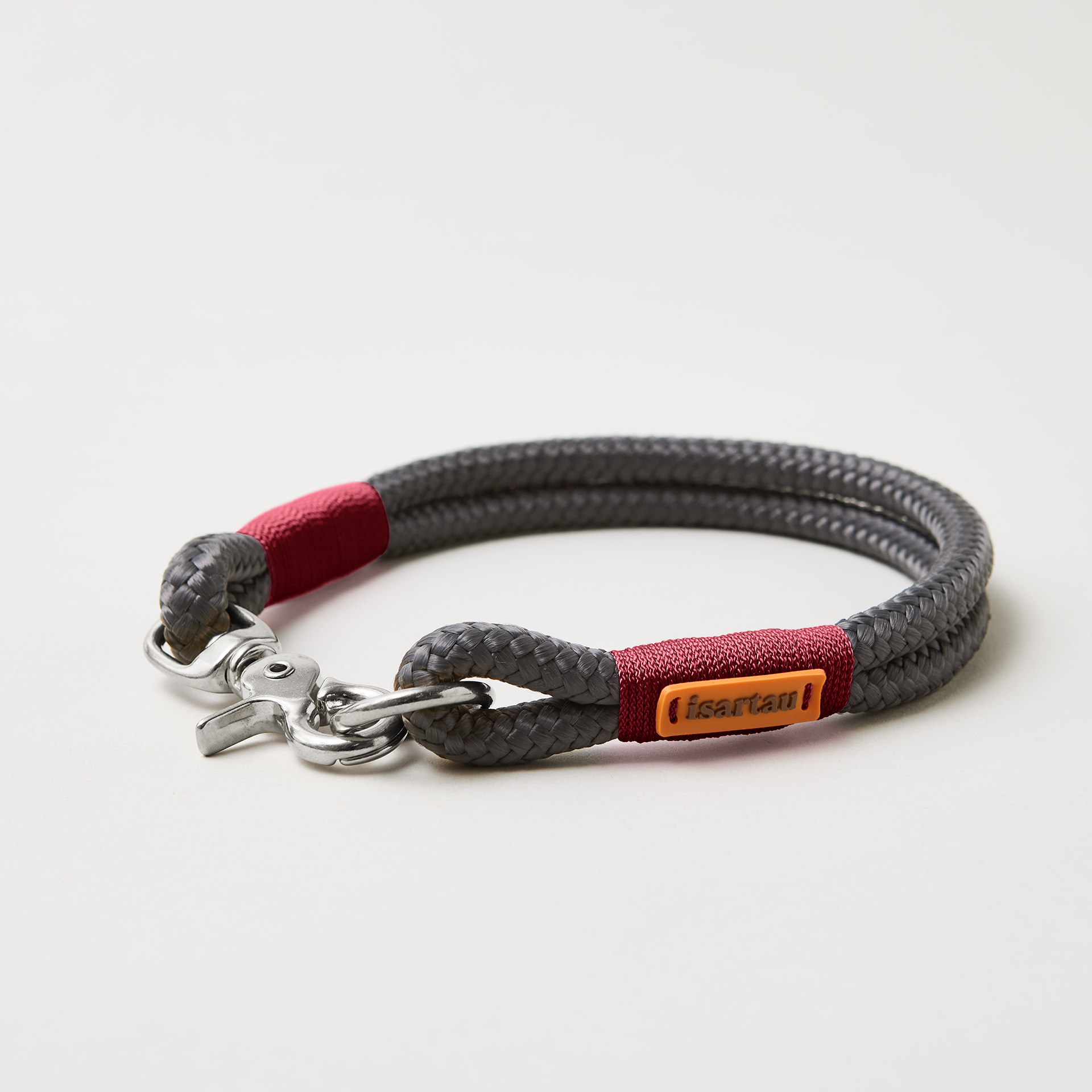 Feste Halsung aus Tau in der Farbe Heavens Rock Burgunder, 10 mm mit silberfarbenen Beschlägen, dunkelgraues Tau mit weinroter Takelung